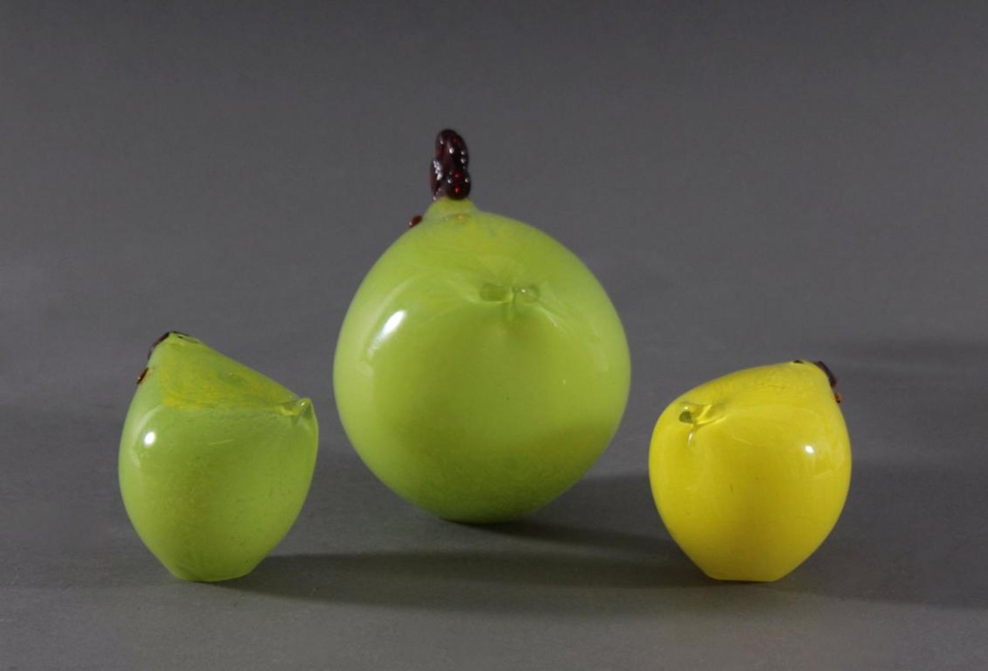 Villeroy & Boch Huhn und Küken3 Stück. Farbloses Glas, grün und gelb unterfangen, hohl,rot- - Image 2 of 4