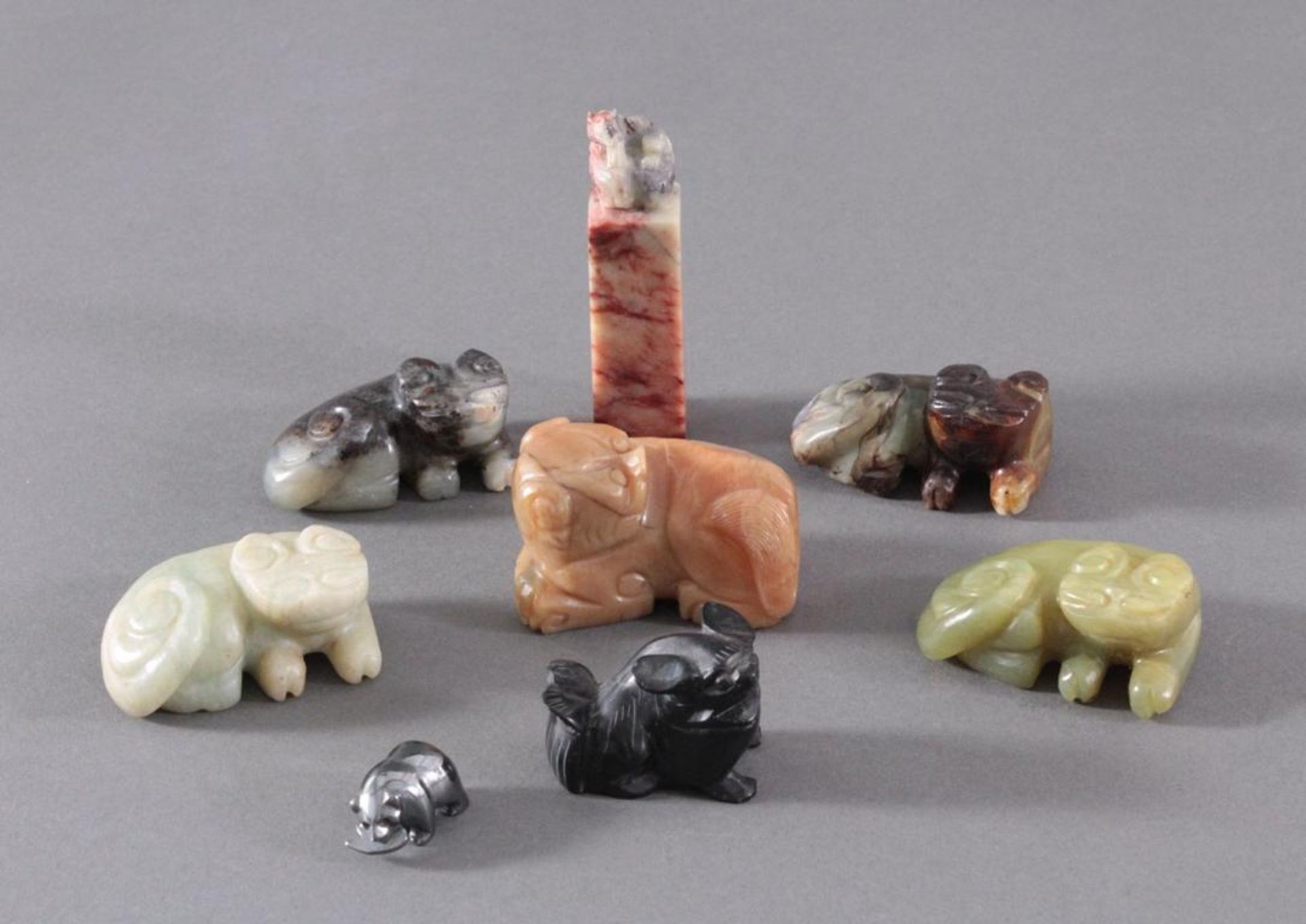 Konvolut Steinobjekte, "Fabelwesen"8 Stück. China 20. Jahrhundert, unterschiedliche Figuren,
