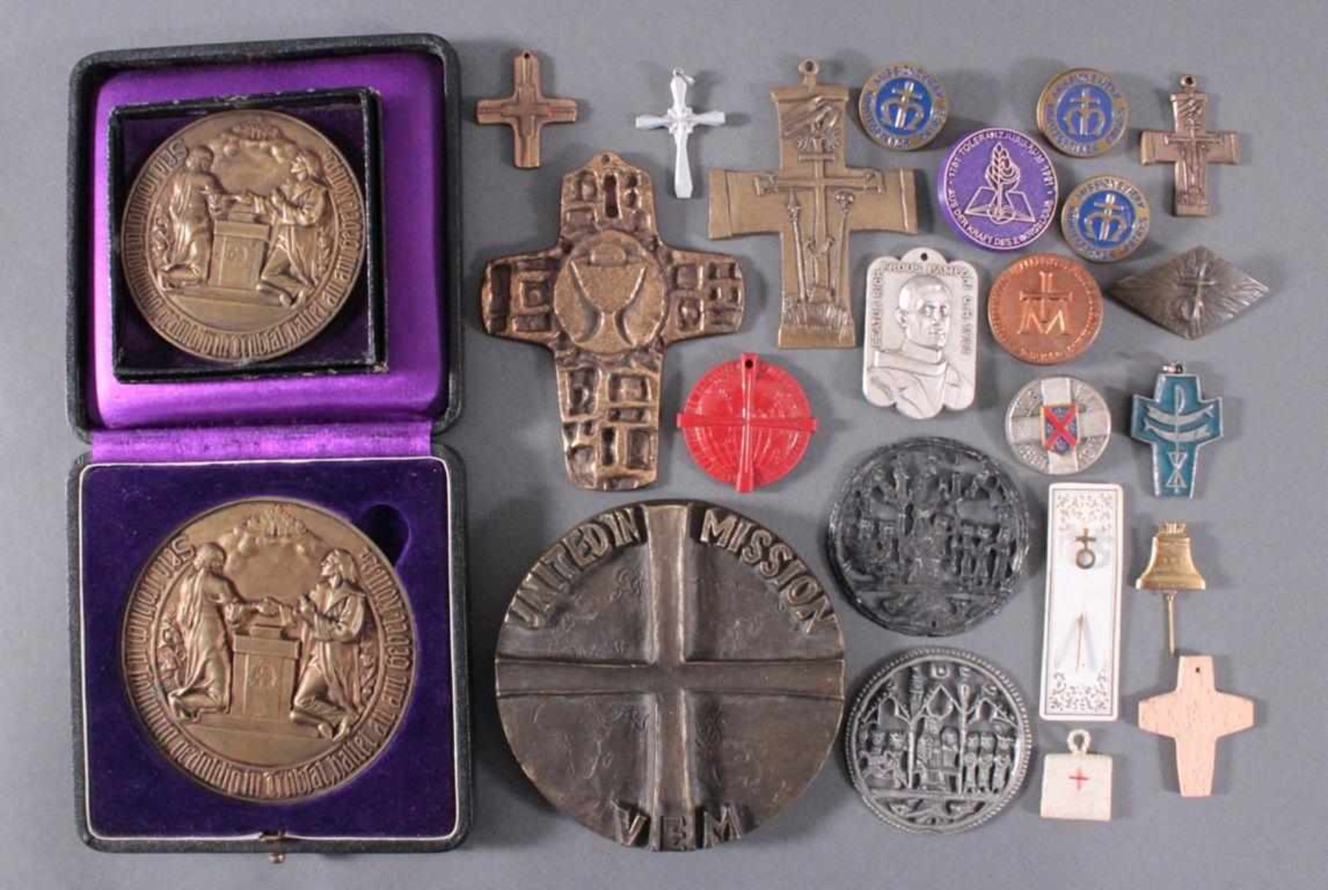 Religion, Medaillen und KreuzeCa. 25 Stück aus Bronze, Messing, Zinn, Blei, Blech, Kunststoff,
