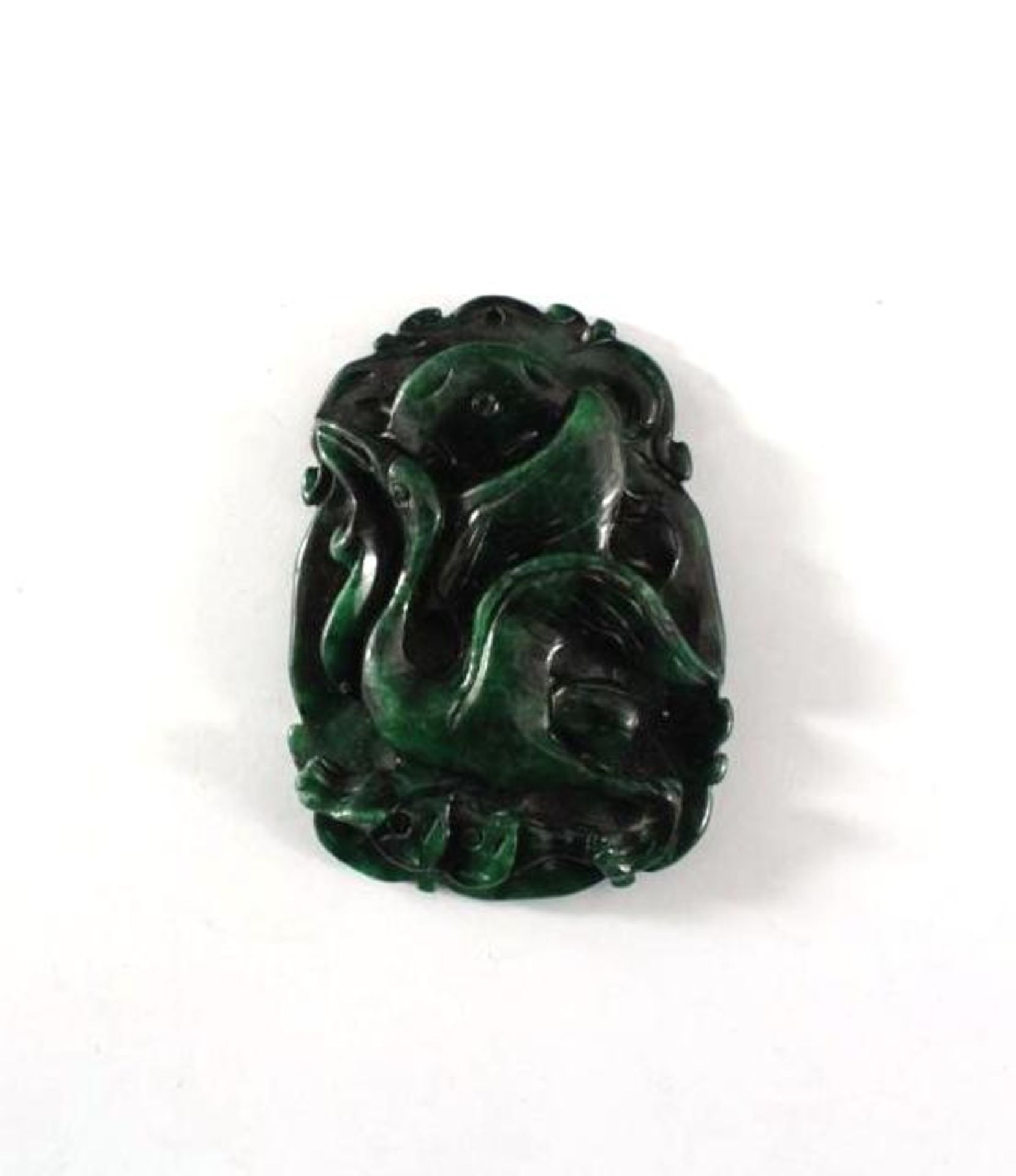 China um 1900, Amulett aus Spinat-grüner JadeOvales Amulett, flach reliefiertes Drachenmotiv , ca.