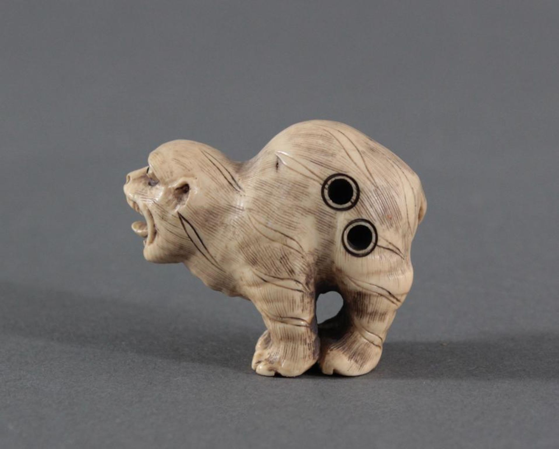 Netsuke, Japan 1. Hälfte 20. Jh., Elfenbein geschnitztVollplastische Schnitzerei, signiert, Hund, - Bild 4 aus 5