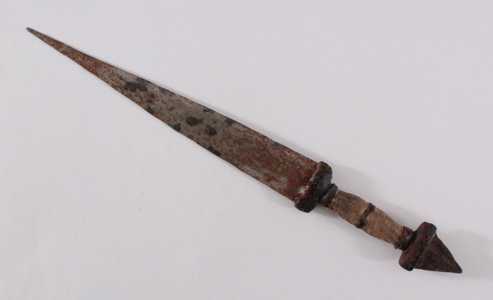 Antikes MesserMit Faden und Leder umwickelter Griff, ca. Länge 31,5 cm - Bild 2 aus 3