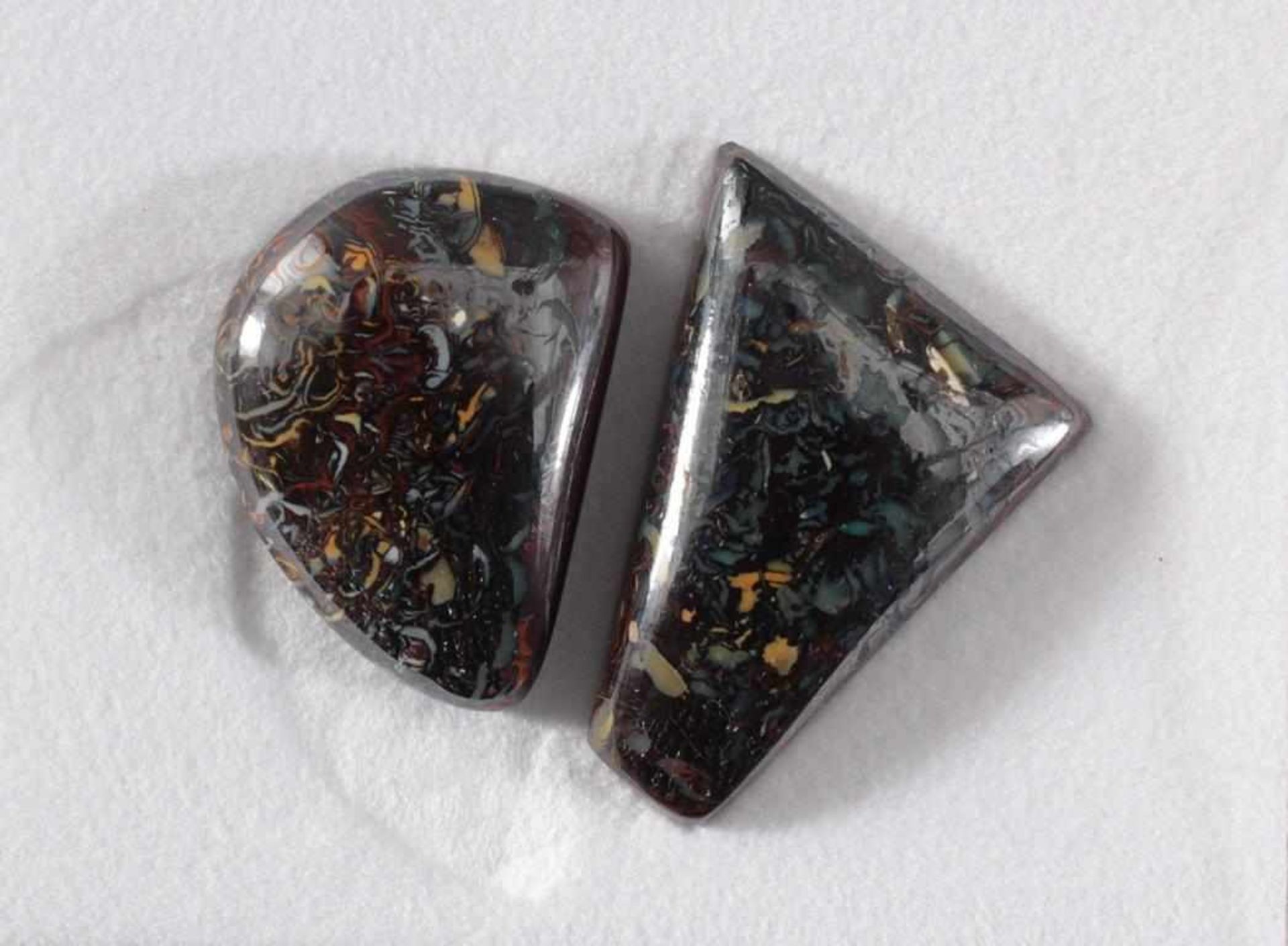 2 Koroit Boulder Opale von insgesamt 84,72 KaratCabochons in Freiraum