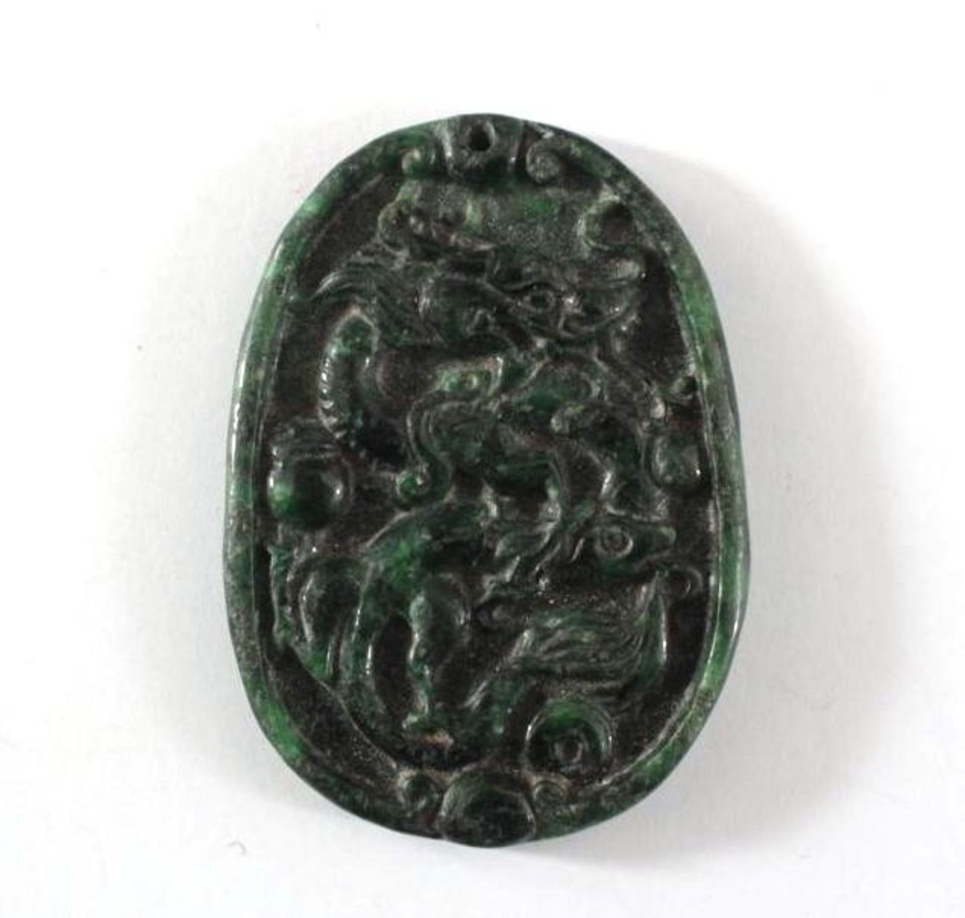 China um 1900, Amulett aus Spinat-grüner JadeOvales Amulett, geschnitztes Vogelmotiv, ca. Höhe 6 cm