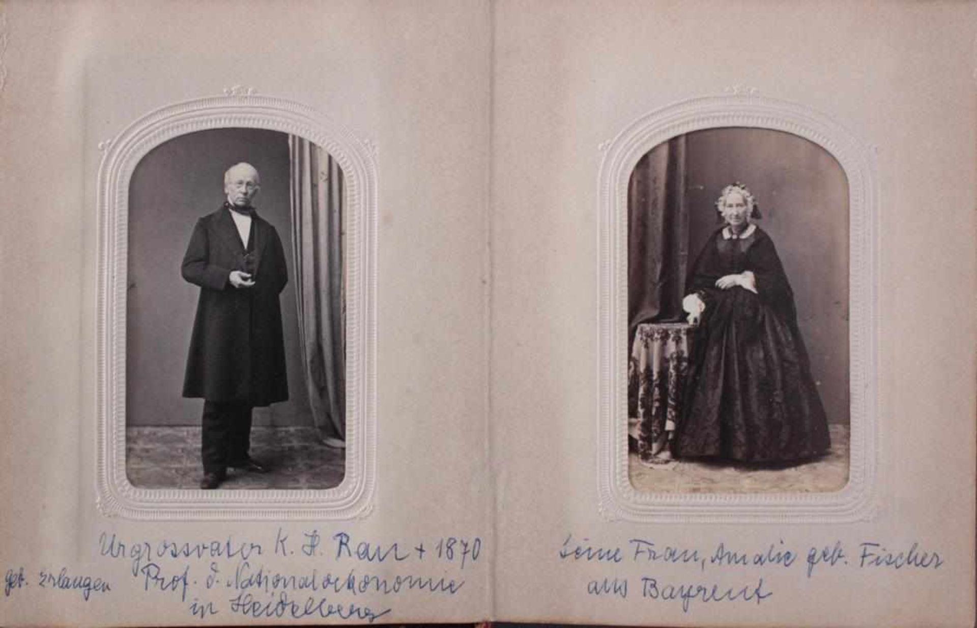 2 kleine Historismus Fotoalben um 1880Geprägte Ledereinbände mit Metallaplikationen, 1x vergoldet, 1 - Bild 2 aus 6