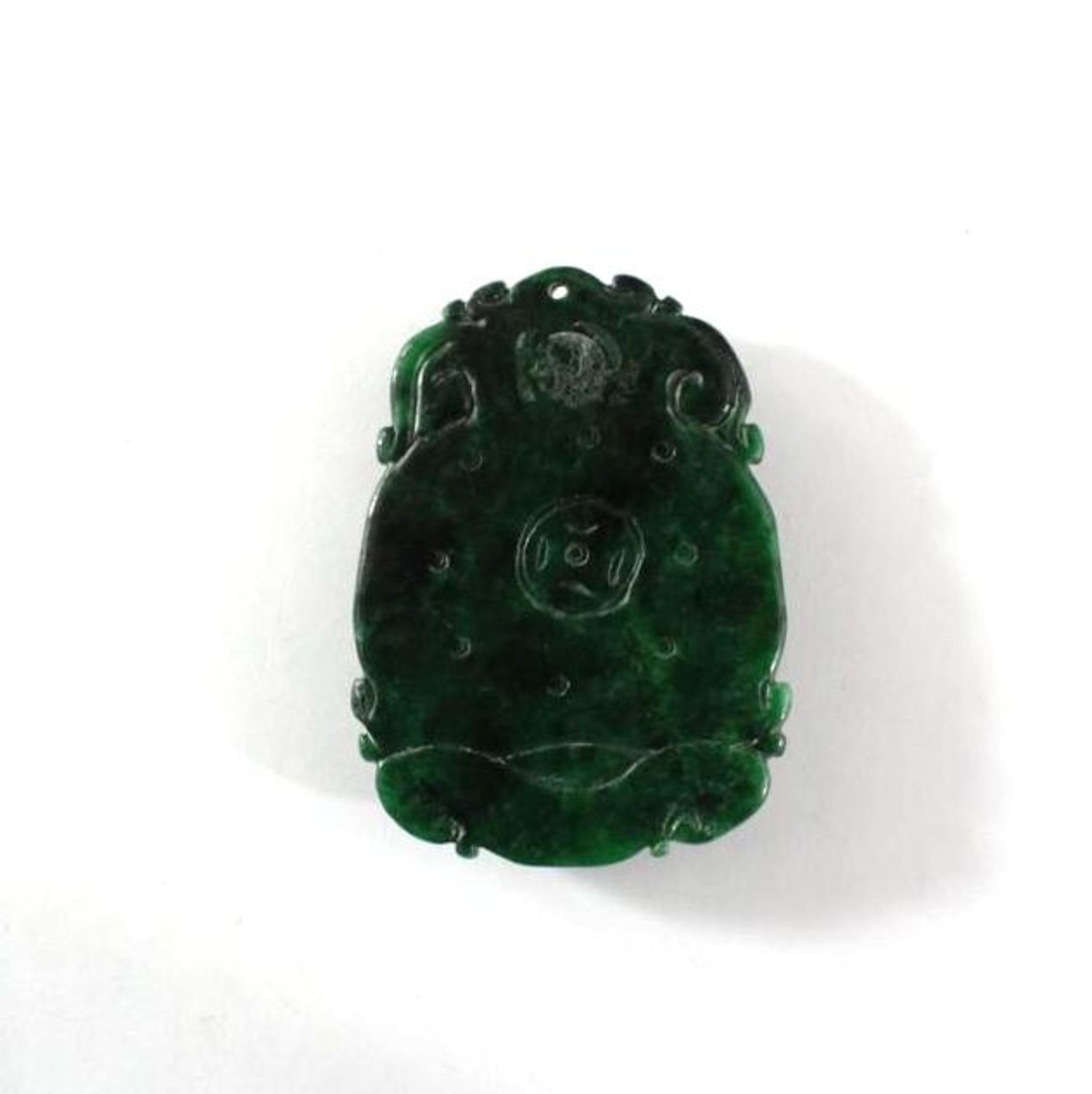 China um 1900, Amulett aus Spinat-grüner JadeOvales Amulett, flach reliefiertes Drachenmotiv , ca. - Bild 2 aus 2