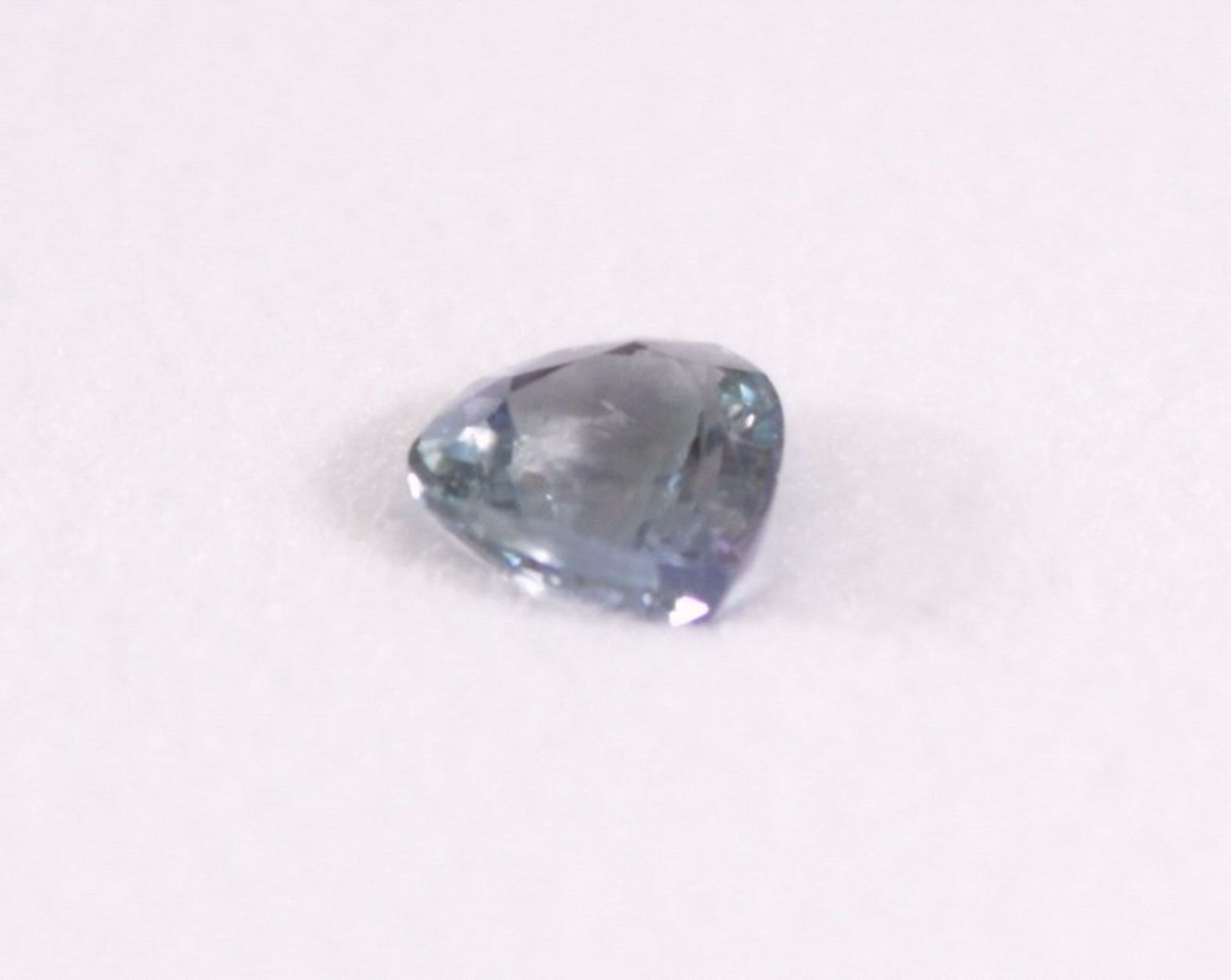 Tansanit von 1,29 KaratTropfenform, grünlich-blau, mit Zertifikat, ca. 7,16 x 6,84 x 4,39 mm - Bild 2 aus 3