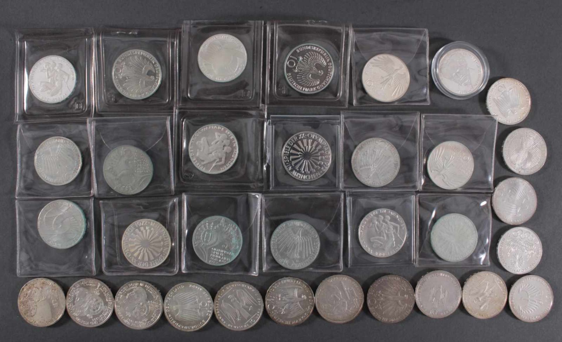 Kleine Sammlung 10-DM MünzenInsgesamt 33 Silbermünzen, teils doppelte Motive.