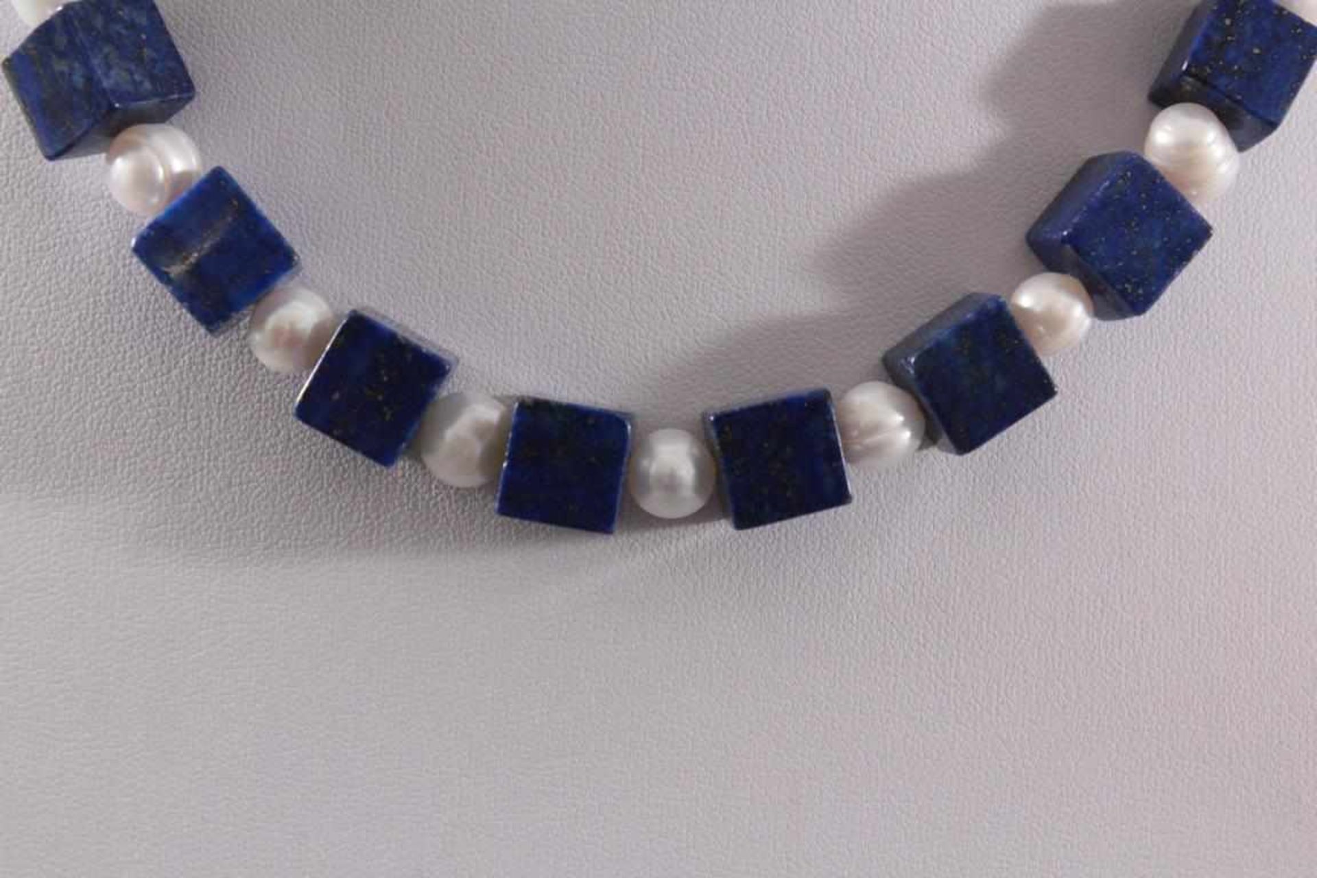 Halskette mit Lapislazuli Steinen und Frischwasser PerlenKarabiner-Verschluss aus Sterling Silber, - Bild 2 aus 2