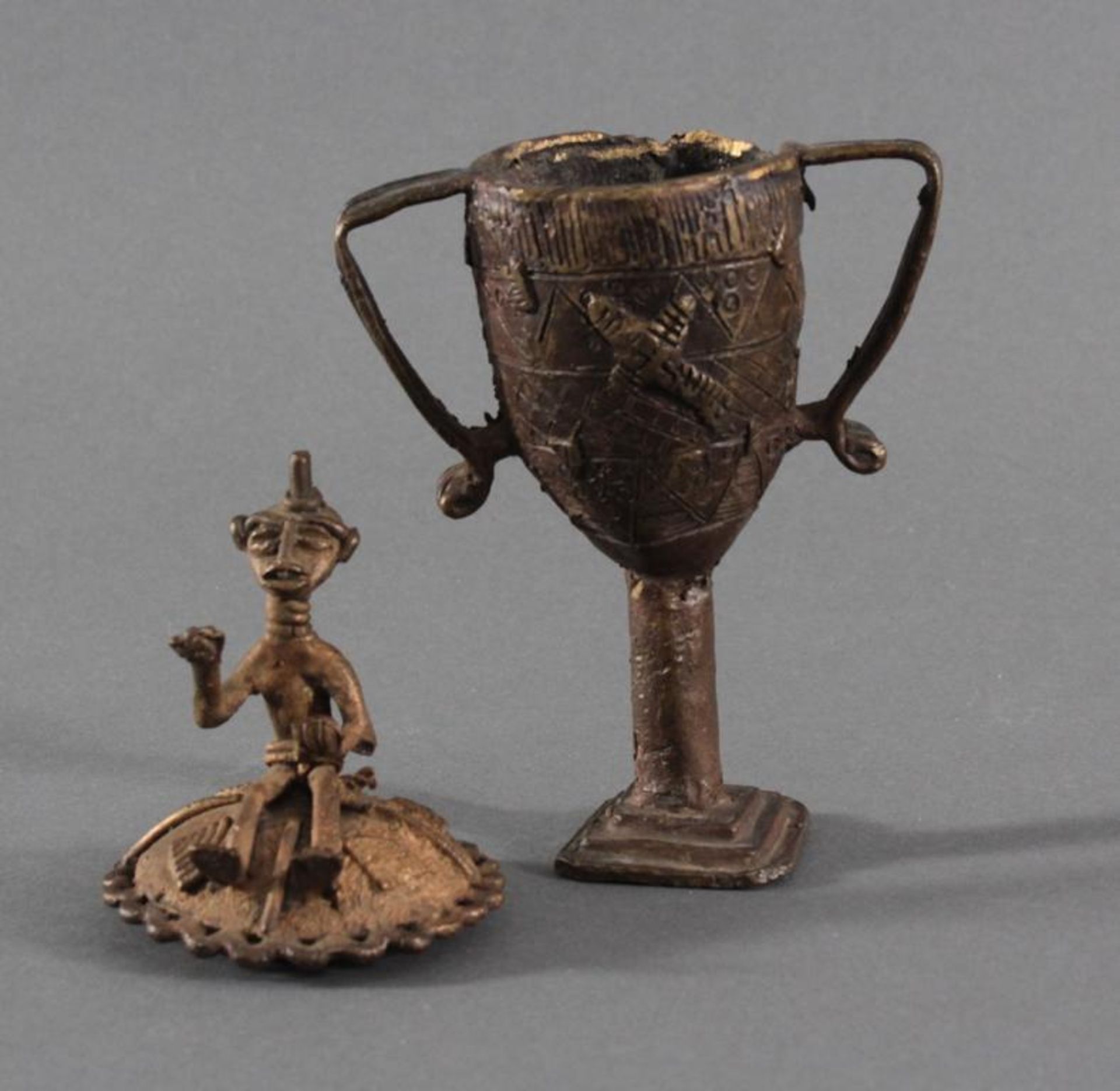 Bronzegefäß, Medizin, Afrika, 19. JahrhundertBronze-Henkelgefäß, Figurale Bekrönung, ca. H-18,5 cm - Bild 4 aus 8
