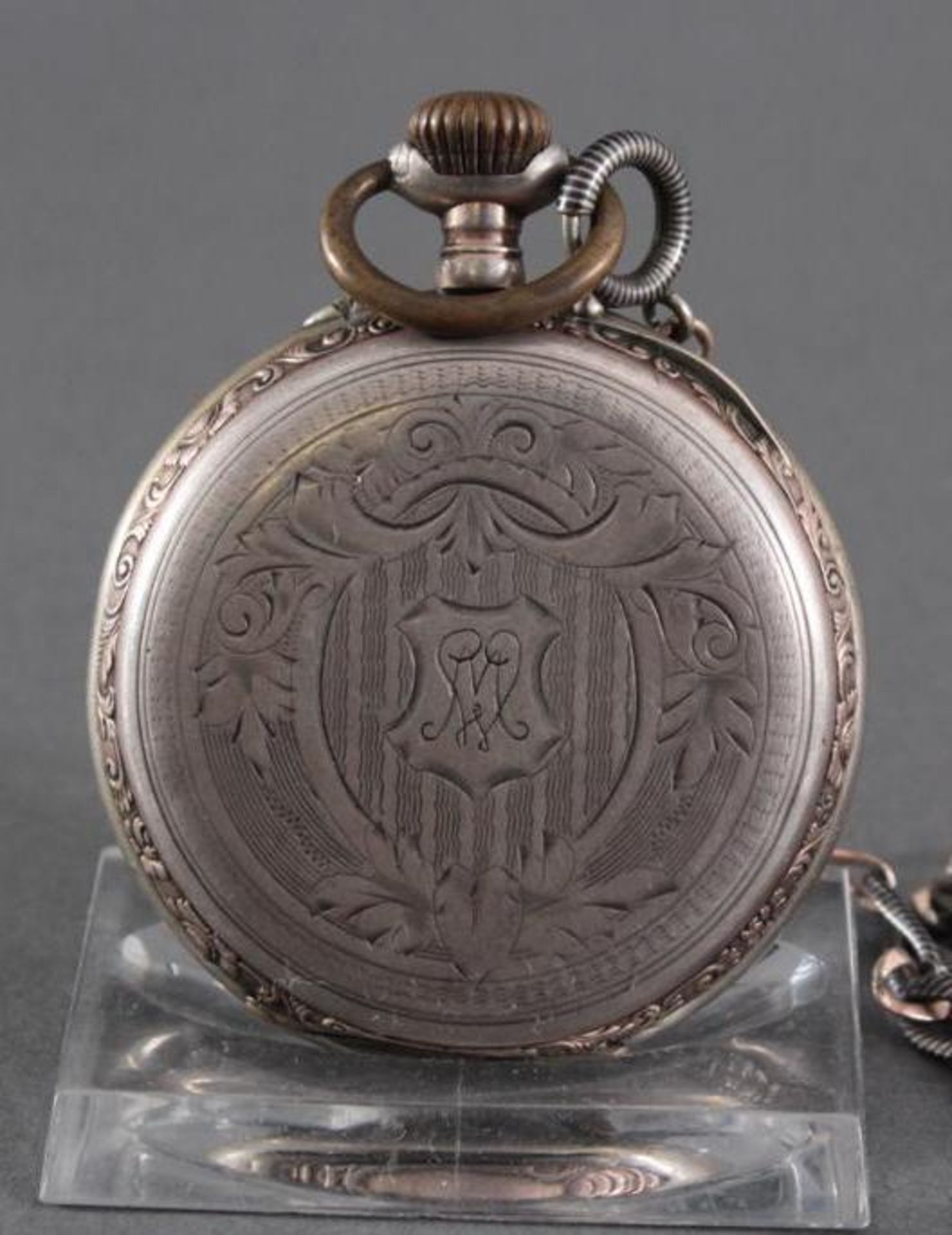Silberne Taschenuhr, 800er Silber, um 1900Reliefartiges, versilbertes Gehäuse, aufklappbarer - Bild 2 aus 4