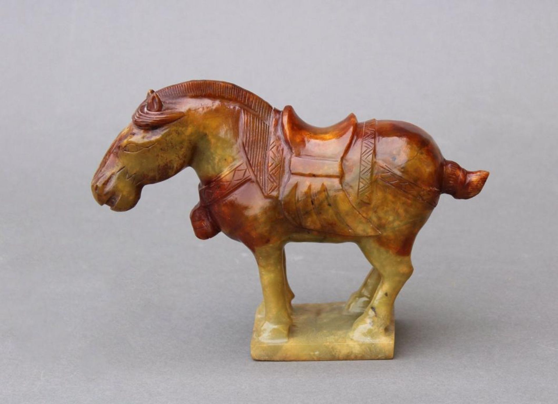 Jade PferdefigurChina, 19. Jahrhundert, vollplastisch gearbeitetes Pferd mit Sattel und Zaumzeug, - Bild 2 aus 4