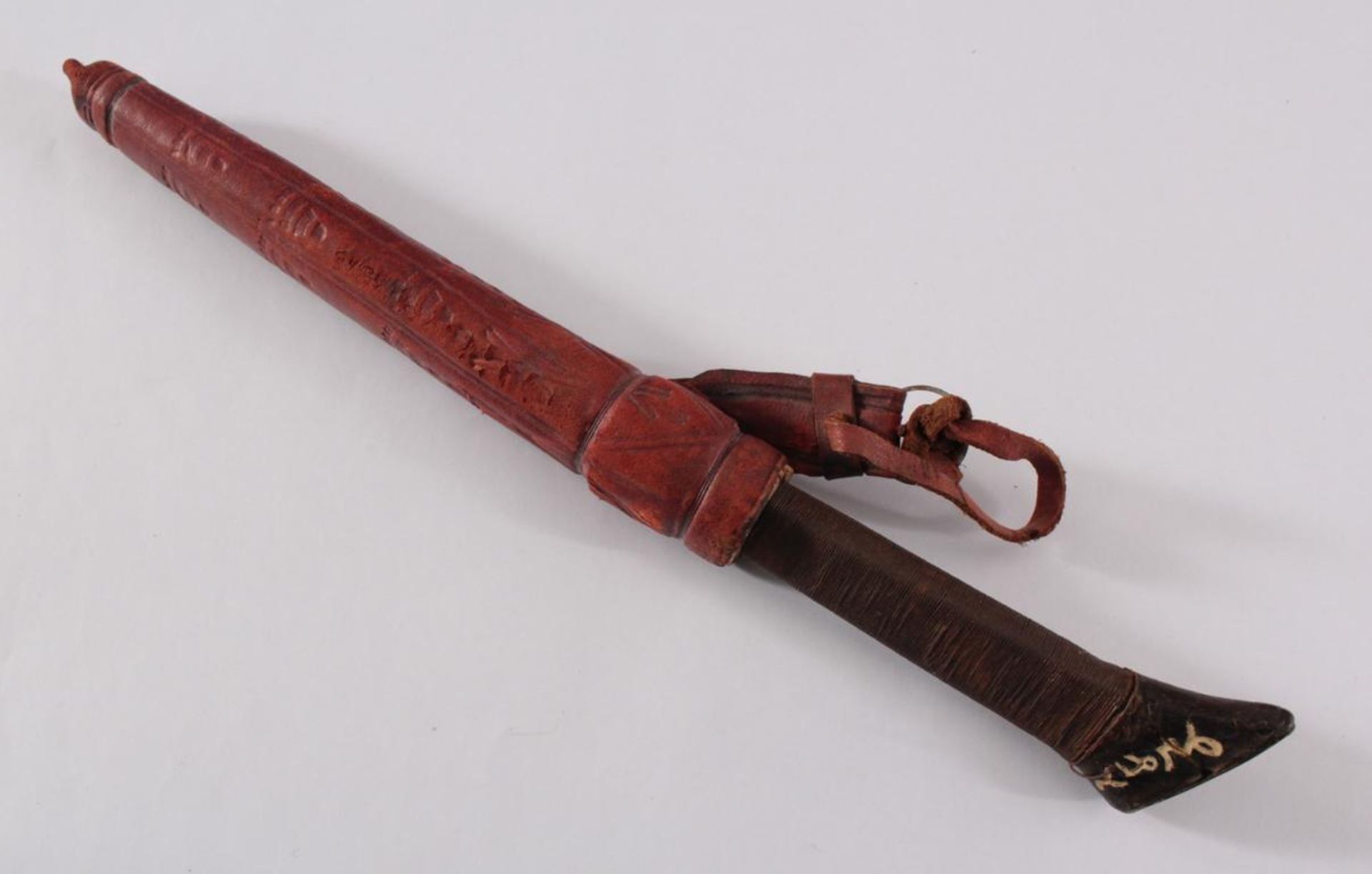Antikes MesserRote, geprägte Leder-Scheide, mit Draht umwickelter Griff, Griffspitze (geklebt) aus - Bild 6 aus 6