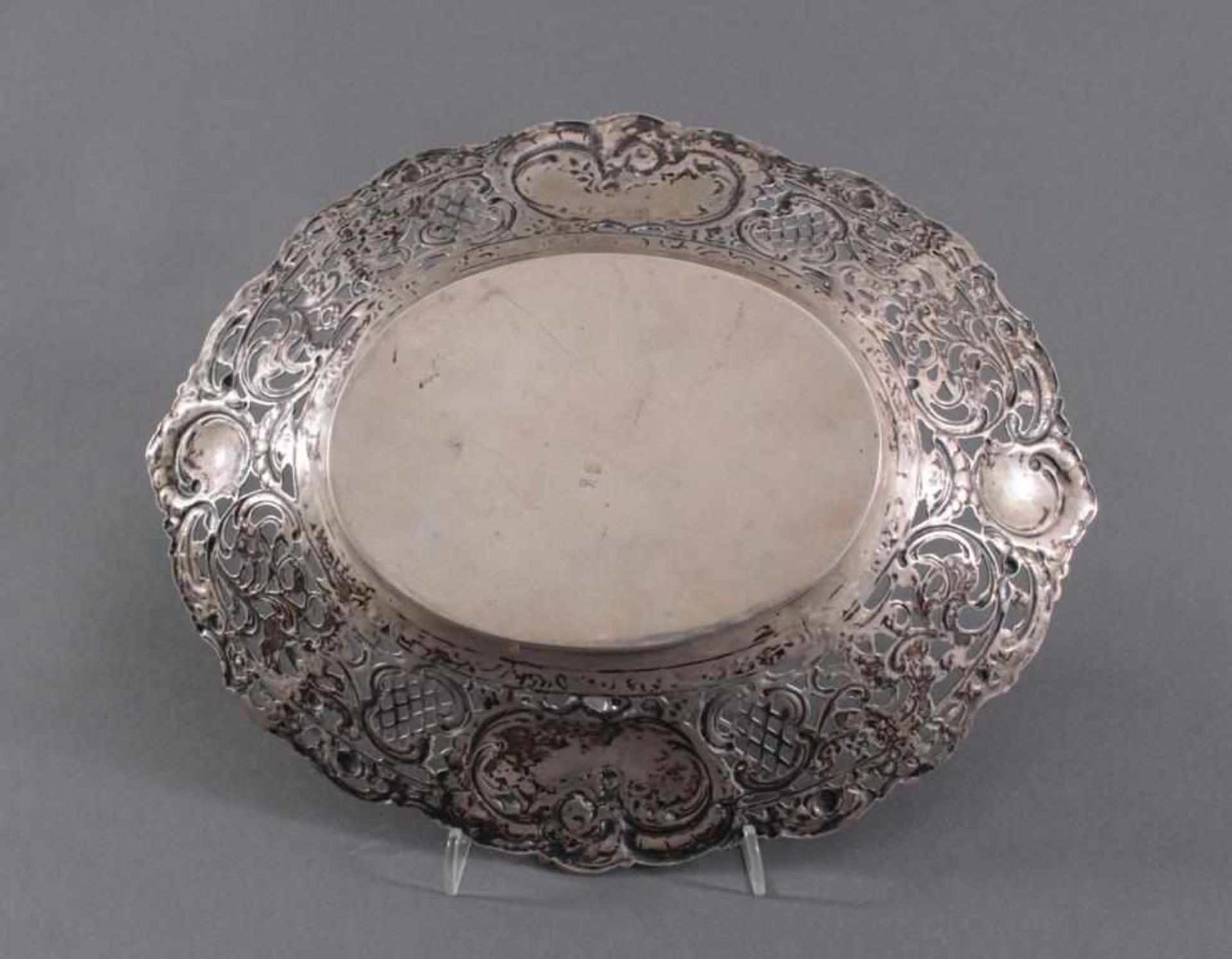 Ovale Schale, 800er Silber, 20. Jh.Durchbrochen gearbeitete Wandung mit floralem Dekor, auf der - Bild 3 aus 4