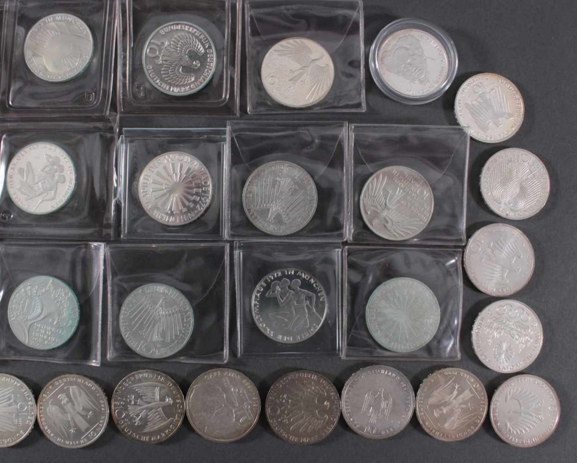 Kleine Sammlung 10-DM MünzenInsgesamt 33 Silbermünzen, teils doppelte Motive. - Image 3 of 3