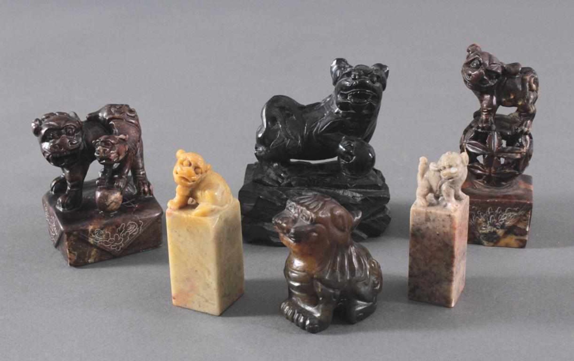 Konvolut Steinobjekte, "Fo-Hund"6 Stück. China, 20. Jahrhundert, unterschiedliche Fo-Hund-