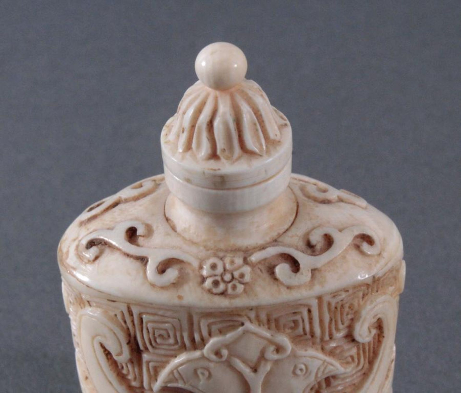 Snuff Bottle aus Elfenbein, China um 1900Umlaufend feine Schnitzarbeit von Ornamenten, ca. Höhe 6, - Bild 3 aus 4