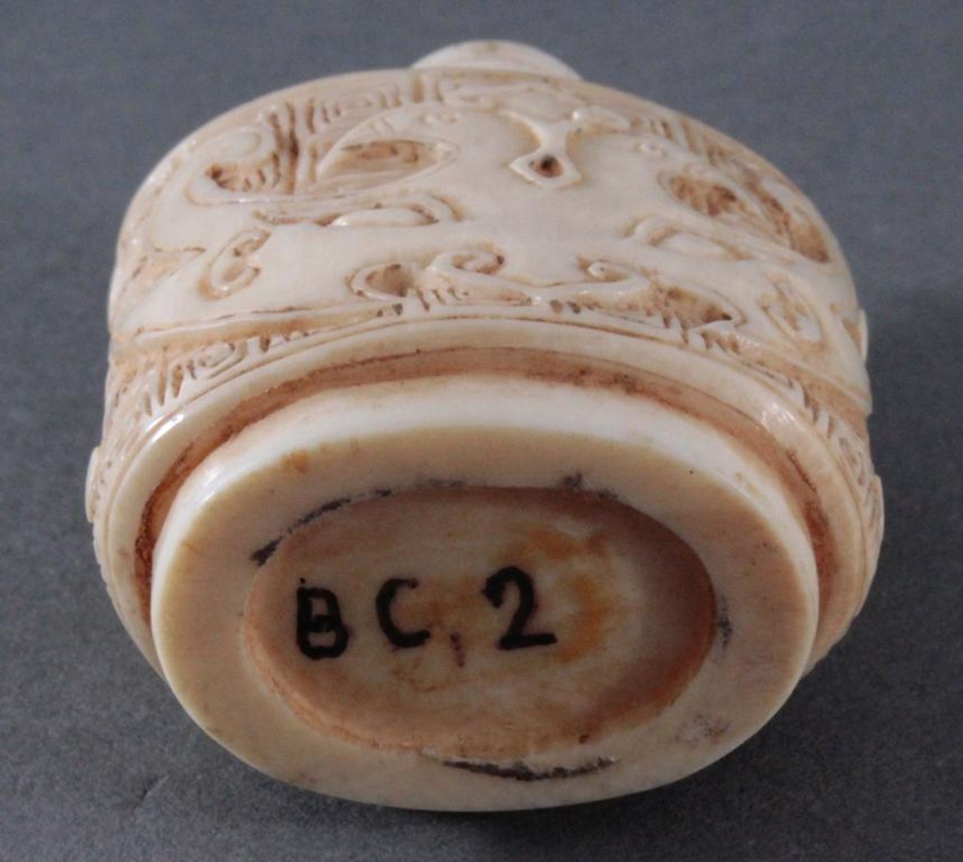 Snuff Bottle aus Elfenbein, China um 1900Umlaufend feine Schnitzarbeit von Ornamenten, ca. Höhe 6, - Bild 4 aus 4