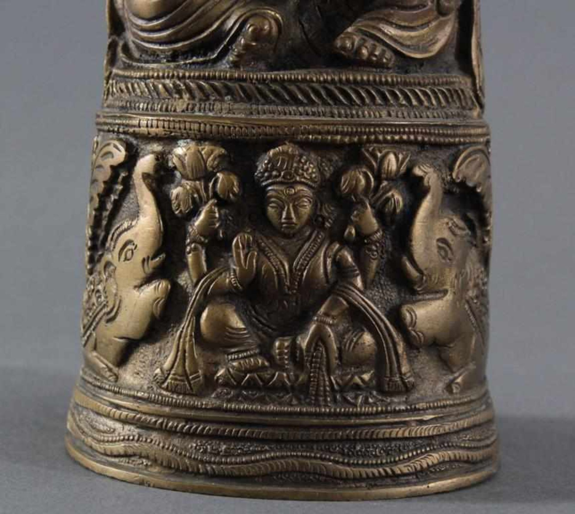 Bronze GaneshaDarstellung der 4-armigen Elefantengottheit auf rundem verzierten Thronsockel sitzend, - Bild 3 aus 5