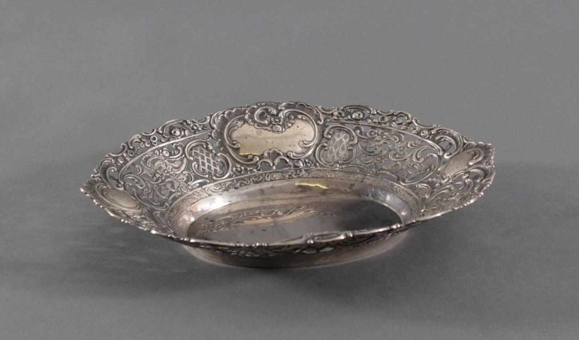 Ovale Schale, 800er Silber, 20. Jh.Durchbrochen gearbeitete Wandung mit floralem Dekor, auf der - Bild 2 aus 4