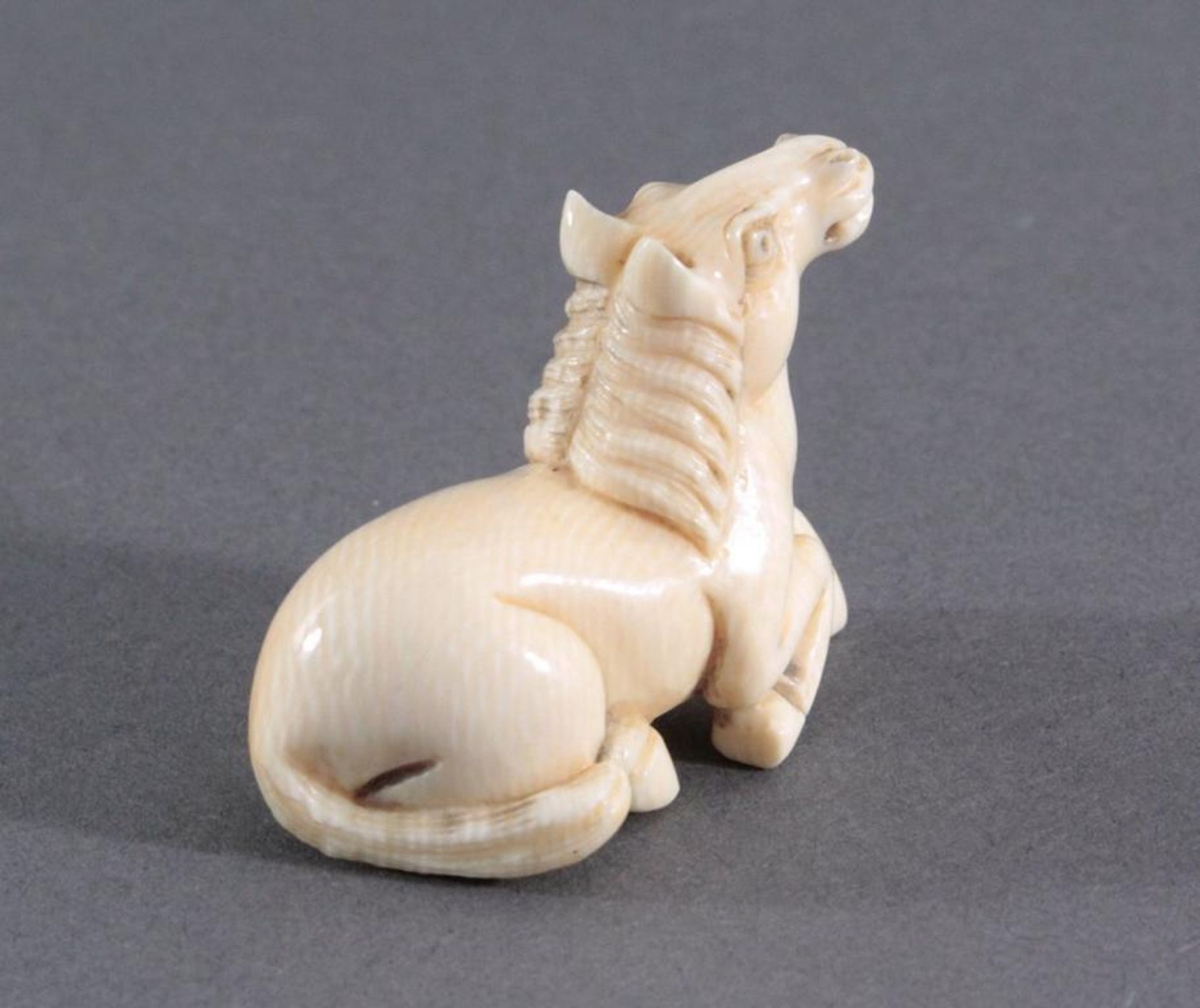 Netsuke, Japan 1. Hälfte 20. Jh., Elfenbein geschnitztVollplastische Schnitzerei, liegendes Pferd, - Bild 2 aus 4