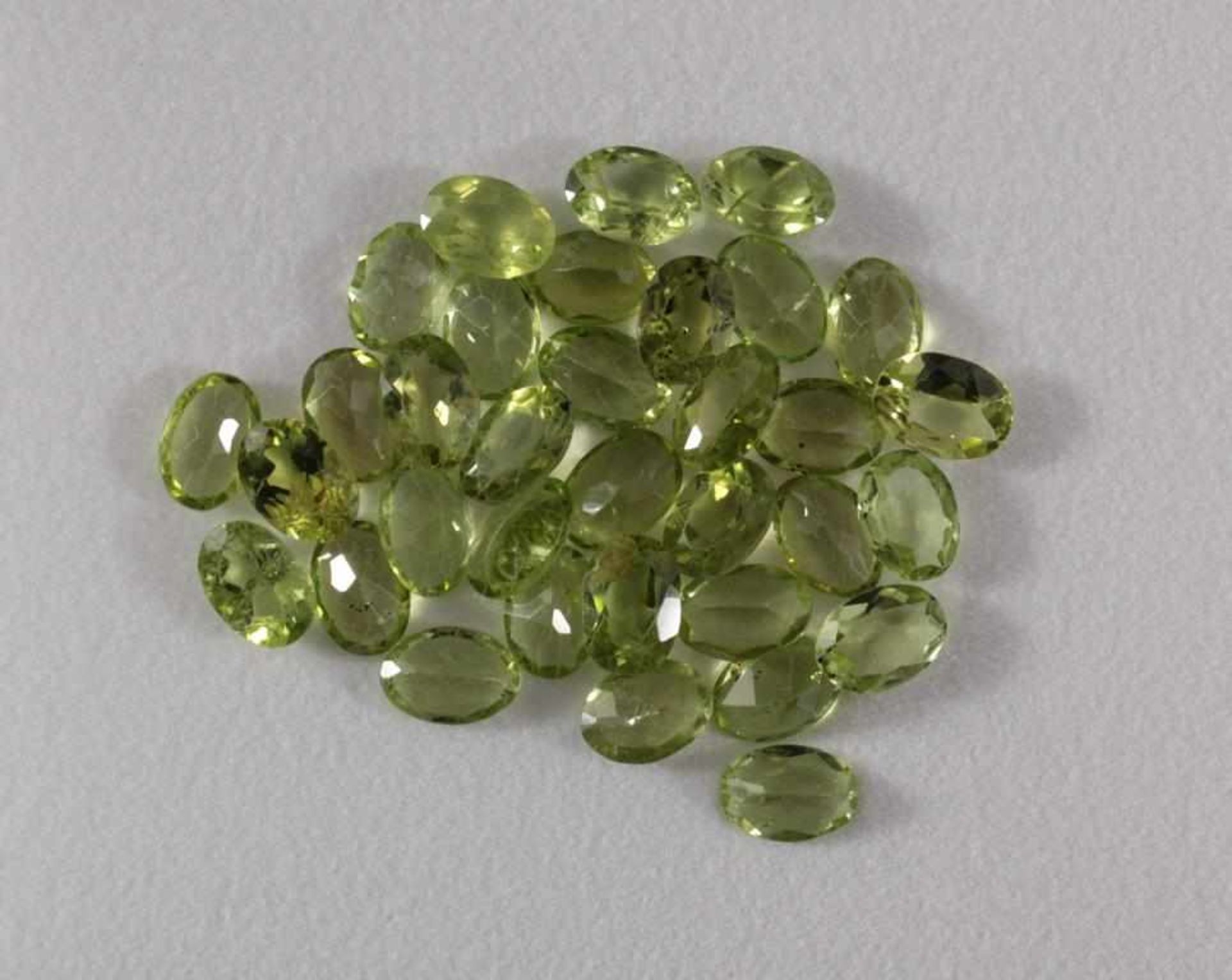 34 Peridote von 24,8 KaratOval, ca. 6,8 x 5 mm