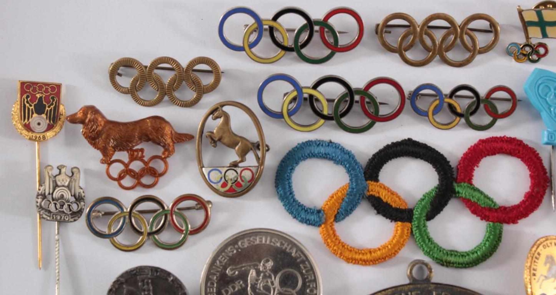 Olympische Spiele: Abzeichen, Anstecker etc.Insgesamt ca. 50 Teile. Thematisch werden die Olympiaden - Bild 2 aus 3