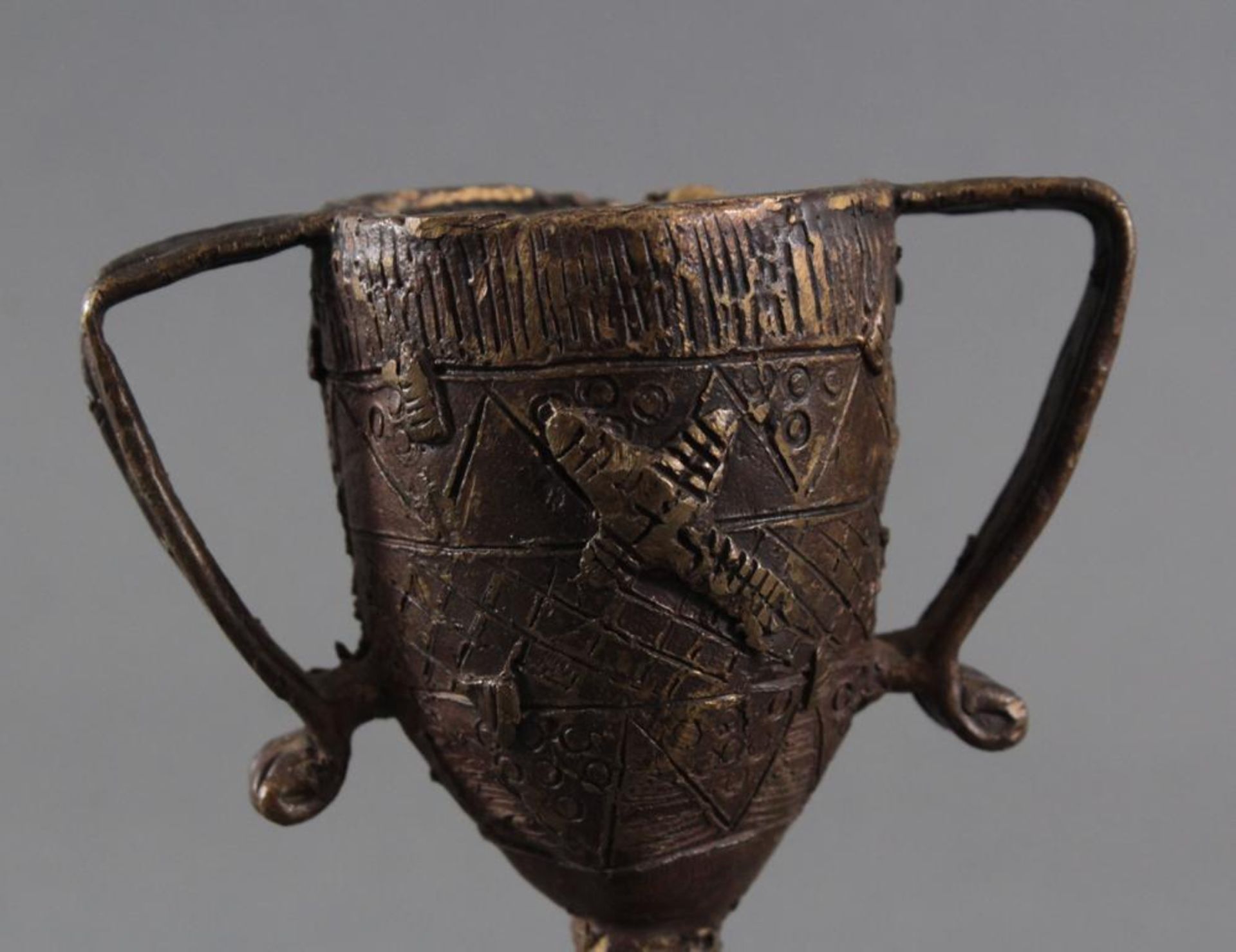 Bronzegefäß, Medizin, Afrika, 19. JahrhundertBronze-Henkelgefäß, Figurale Bekrönung, ca. H-18,5 cm - Bild 6 aus 8