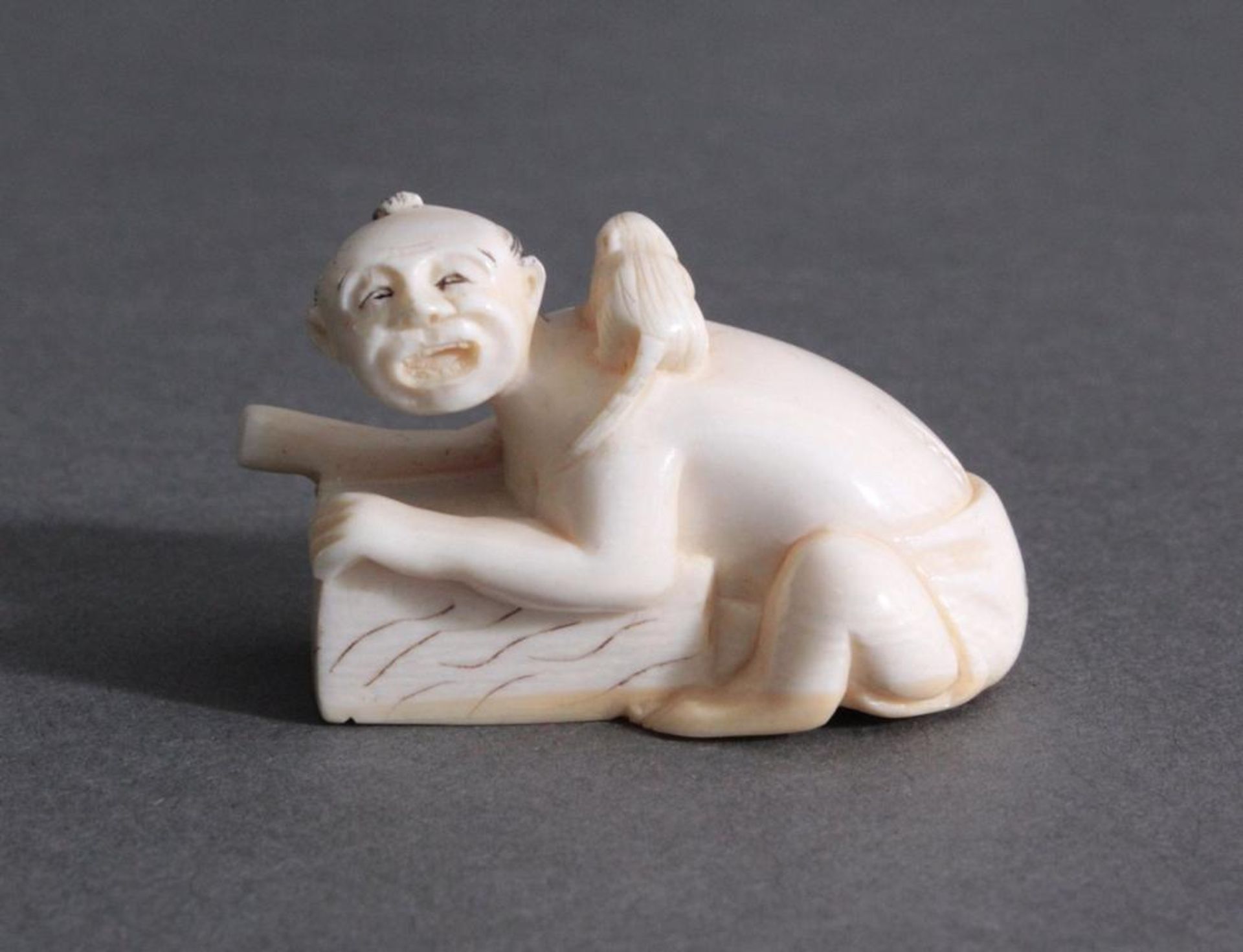 Netsuke, Japan 1. Hälfte 20. Jh., Elfenbein geschnitztVollplastische Schnitzerei, signiert, Mann mit - Bild 2 aus 5