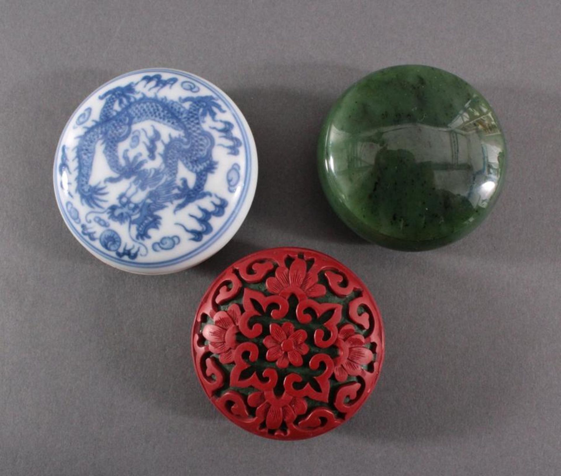 Konvolut Asiatika, Jade, Porzellan, RotlackSpinatgrüne Jade-Deckeldose, ca. D-5,5 cm.Jade-Ei, mit - Bild 2 aus 4