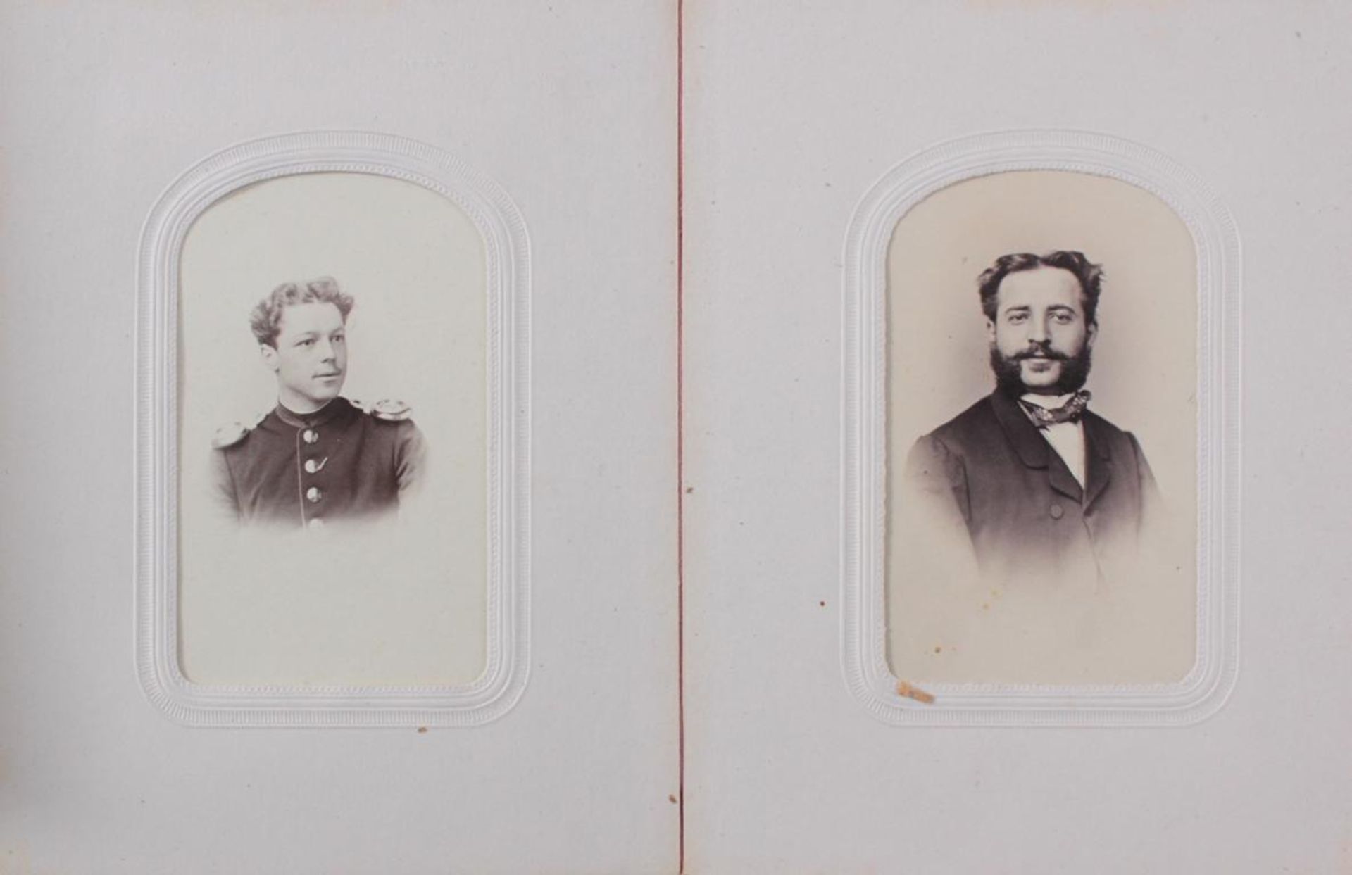 2 kleine Historismus Fotoalben um 1880Geprägte Ledereinbände mit Metallaplikationen, 1x vergoldet, 1 - Bild 6 aus 6