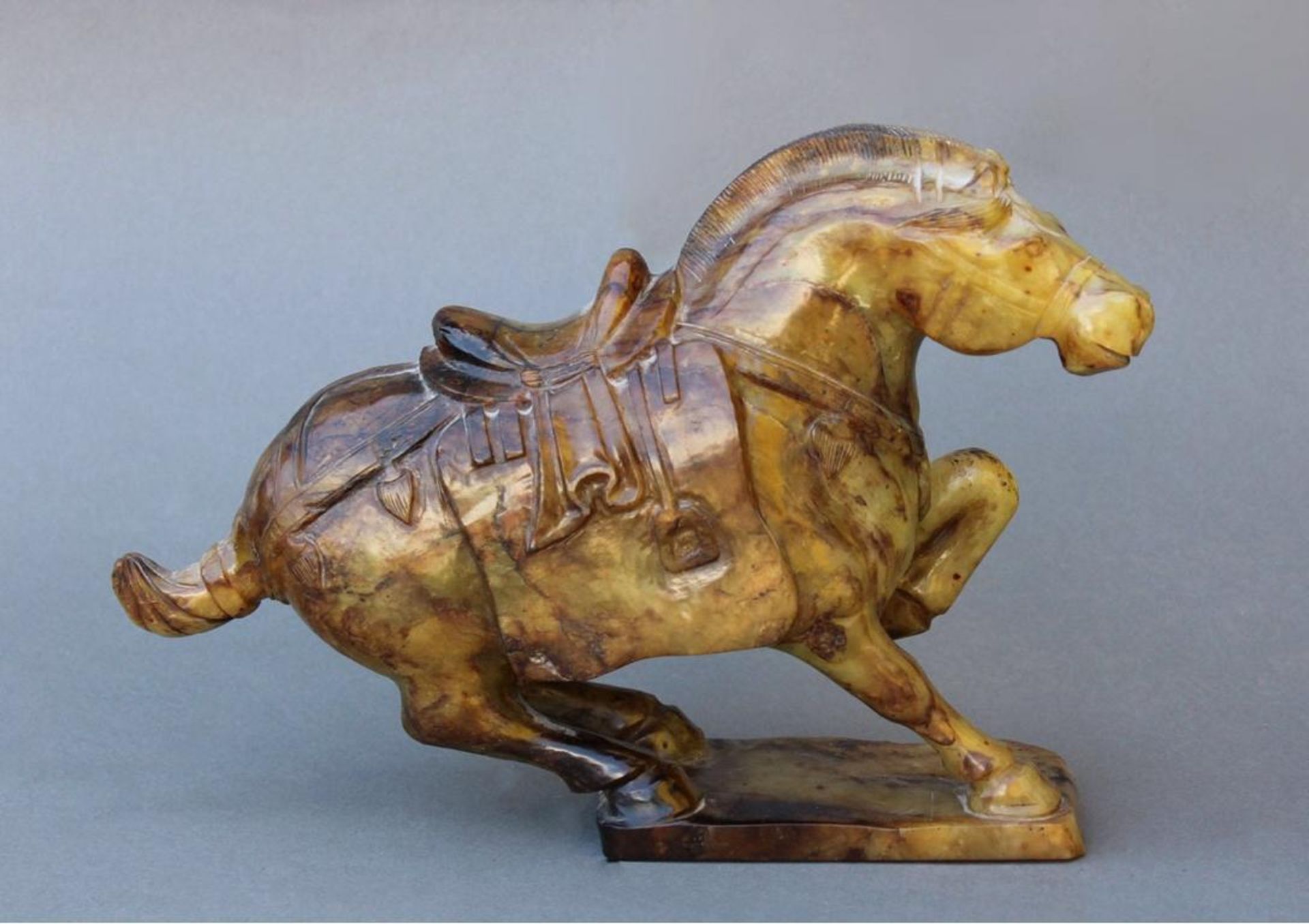 Große Jade PferdefigurChina um 1900, vollplastisch gearbeitetes Pferd mit Sattel und Zaumzeug, auf - Bild 2 aus 4