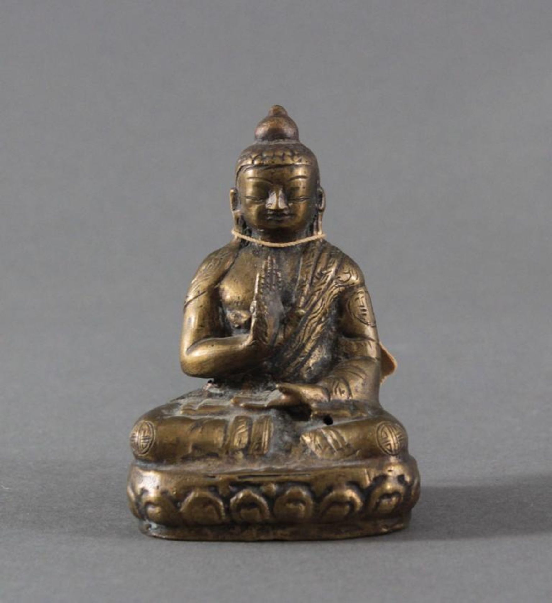 Bronze Buddha, 18./19. JahrhundertAuf Lotusthron Darstellung des Budda im Meditationssitz mit der