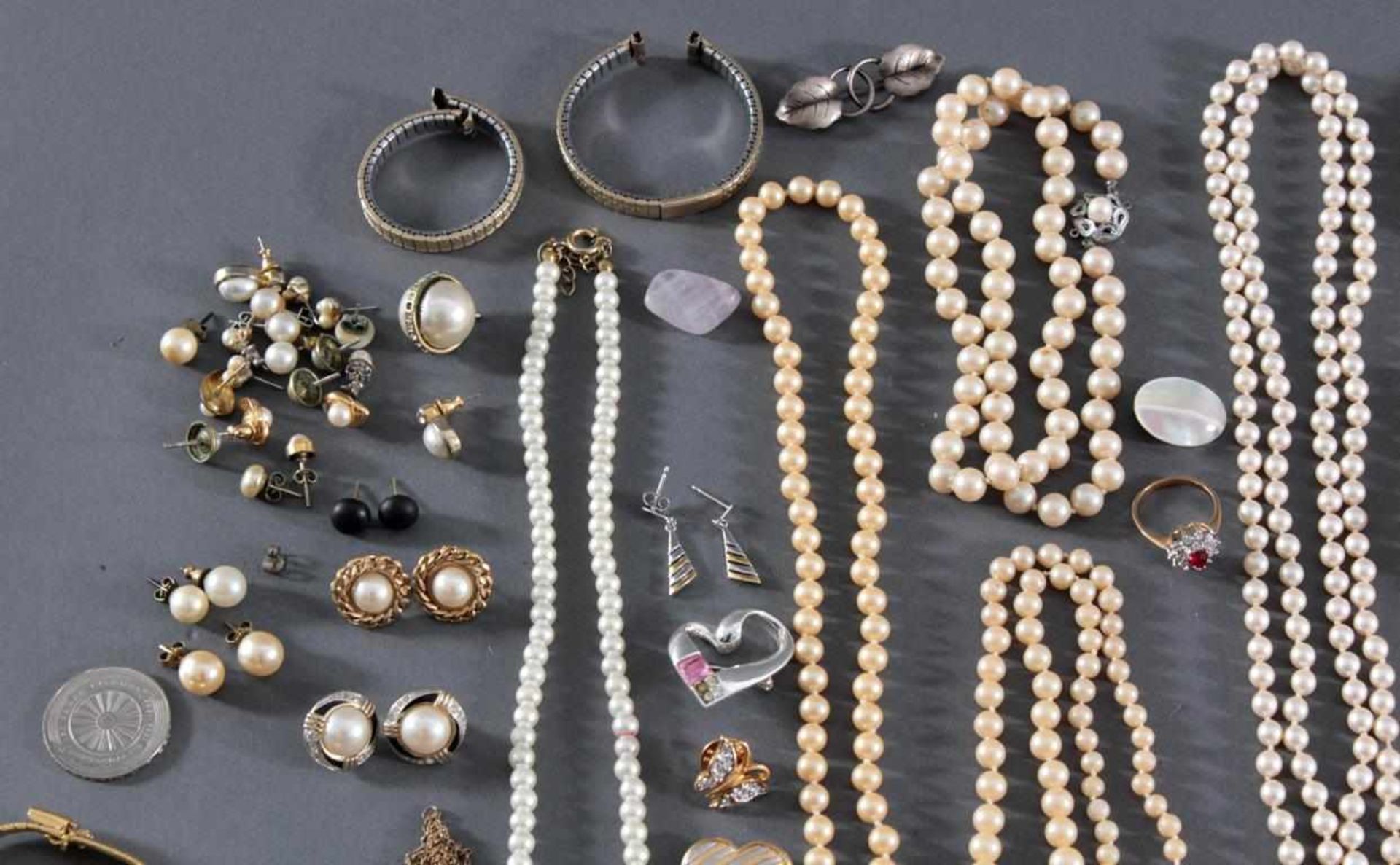 Konvolut ModeschmuckDamenarmbanduhren, Ohrstecker aus Sterlingsilber mit echten Perlen, - Image 2 of 4