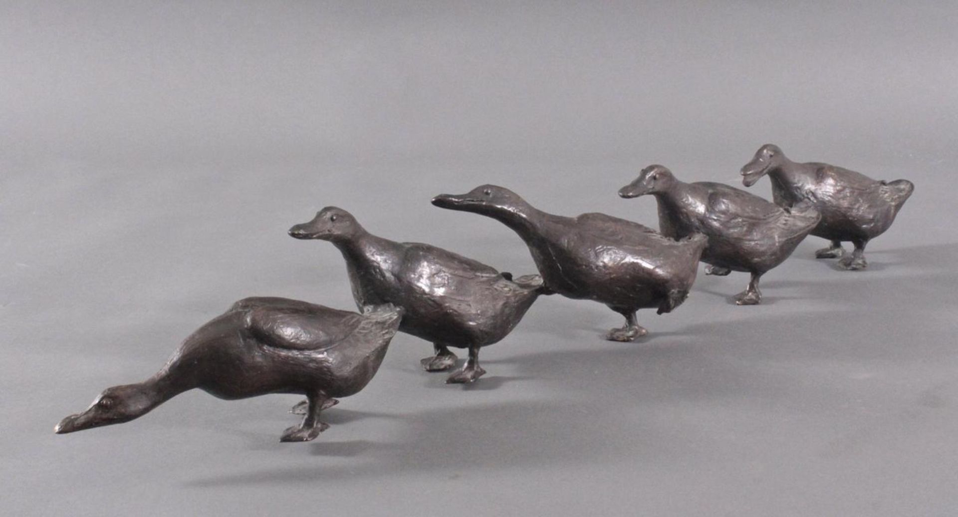 Kurt Arentz (1934-2014). EntenfamilieBronzeskulptur, 5 watschelnde Enten, auf der zweiten Ente von