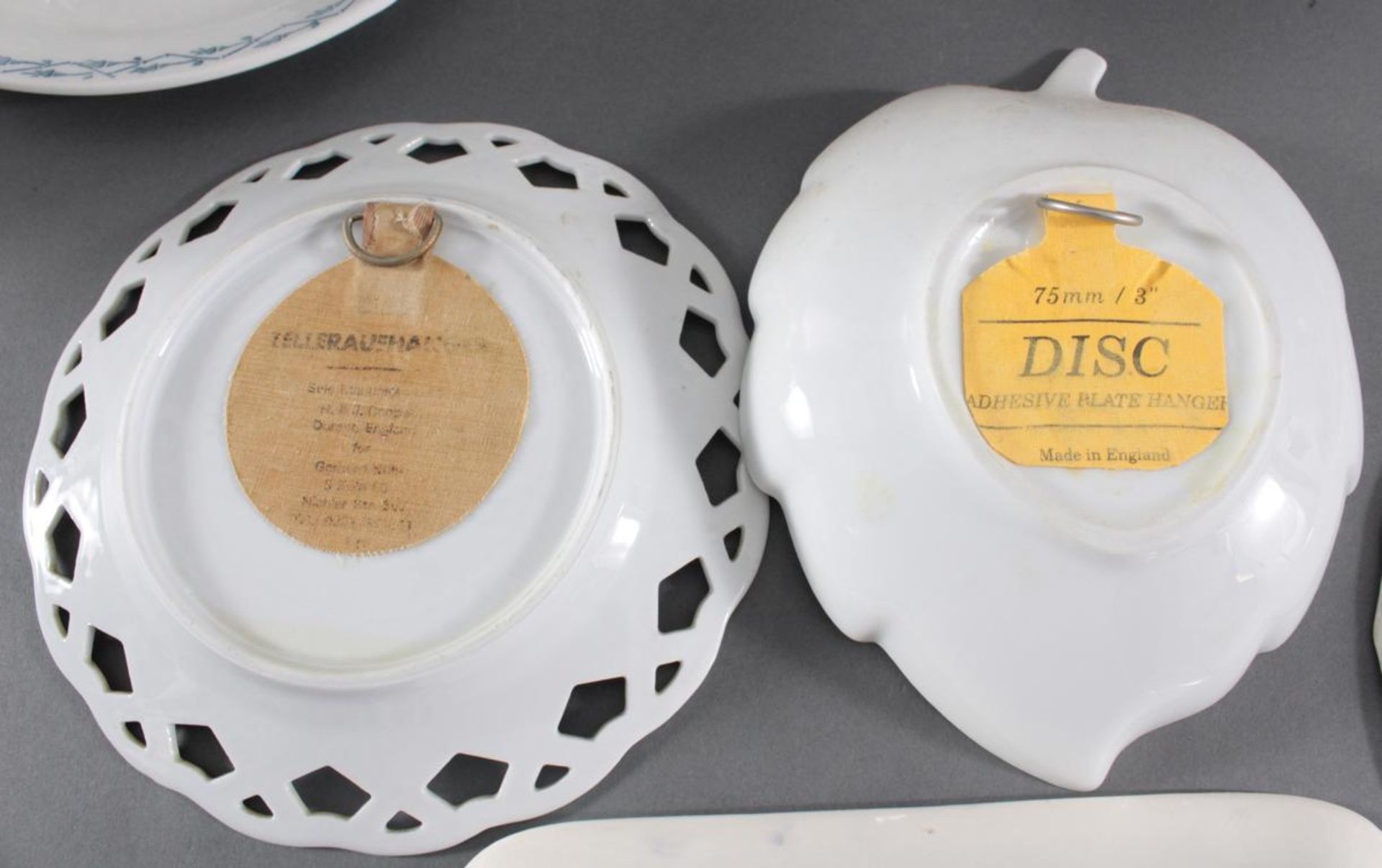 Konvolut Porzellan und Keramik um 19004 Suppenschüsseln mit seitlichen Handhaben in Form von - Bild 5 aus 6