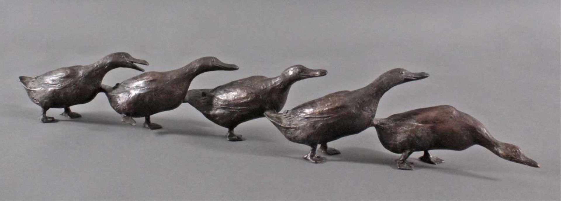 Kurt Arentz (1934-2014). EntenfamilieBronzeskulptur, 5 watschelnde Enten, auf der zweiten Ente von - Image 3 of 4