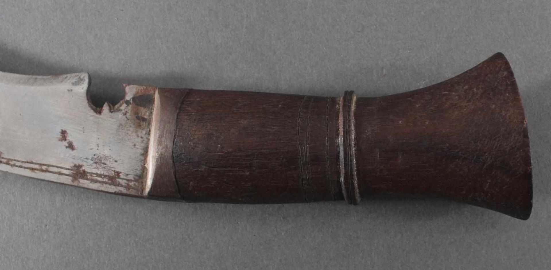 Antiker Krumdolch, wohl Nepal um 1900Geschnitzter Holzgriff, geschmiedete Stahlklinge, poliert, - Bild 4 aus 8