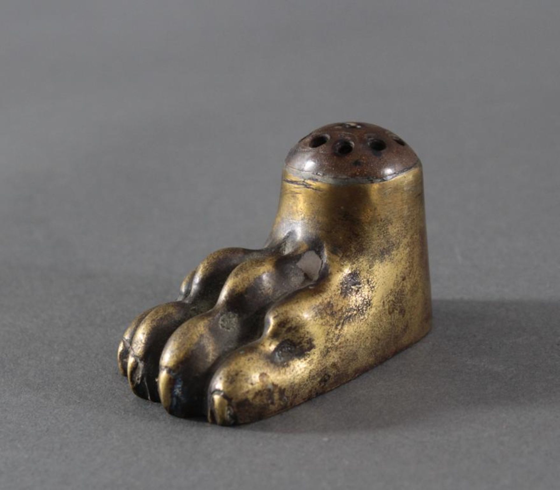 Bronze Räucherstäbchenhalter, 19. JahrhundertTatzenform, ca. H-3,5 x 6 cm - Bild 2 aus 4