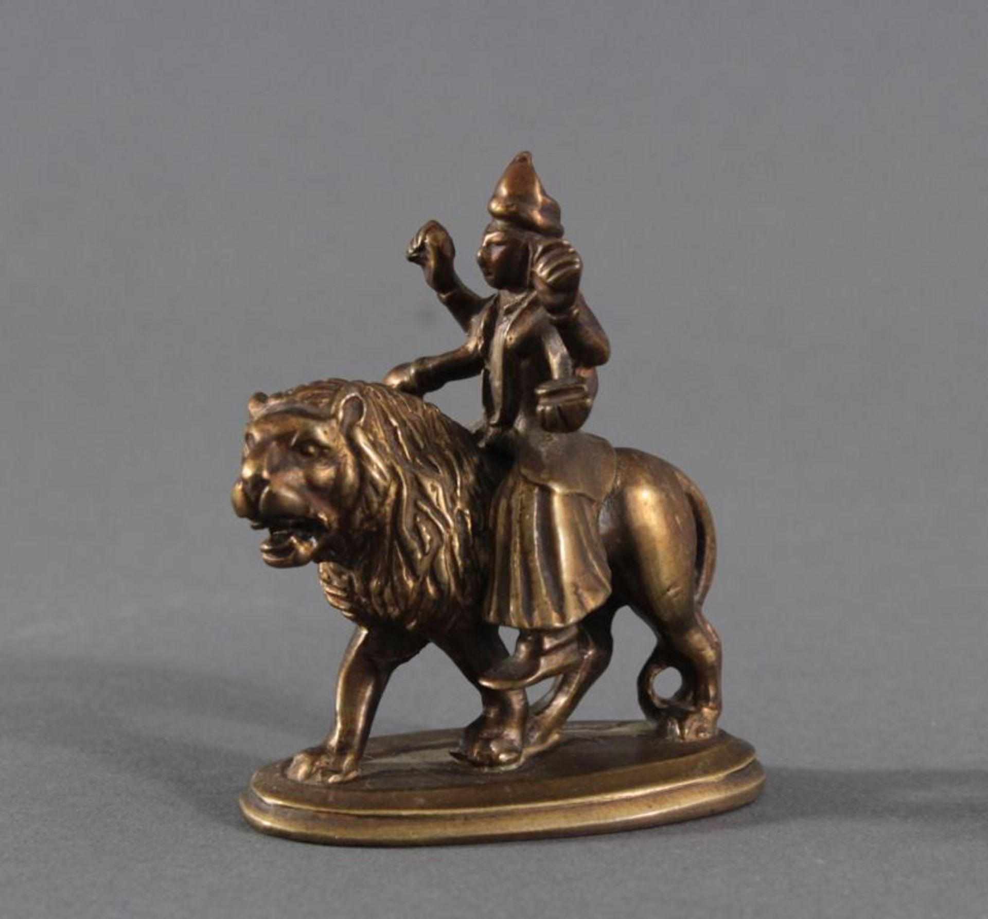 Bronzefigur, "Durga", 19. JahrhundertVierarmige Durga auf einem Löwen. In den Händen verschiedene - Bild 2 aus 5