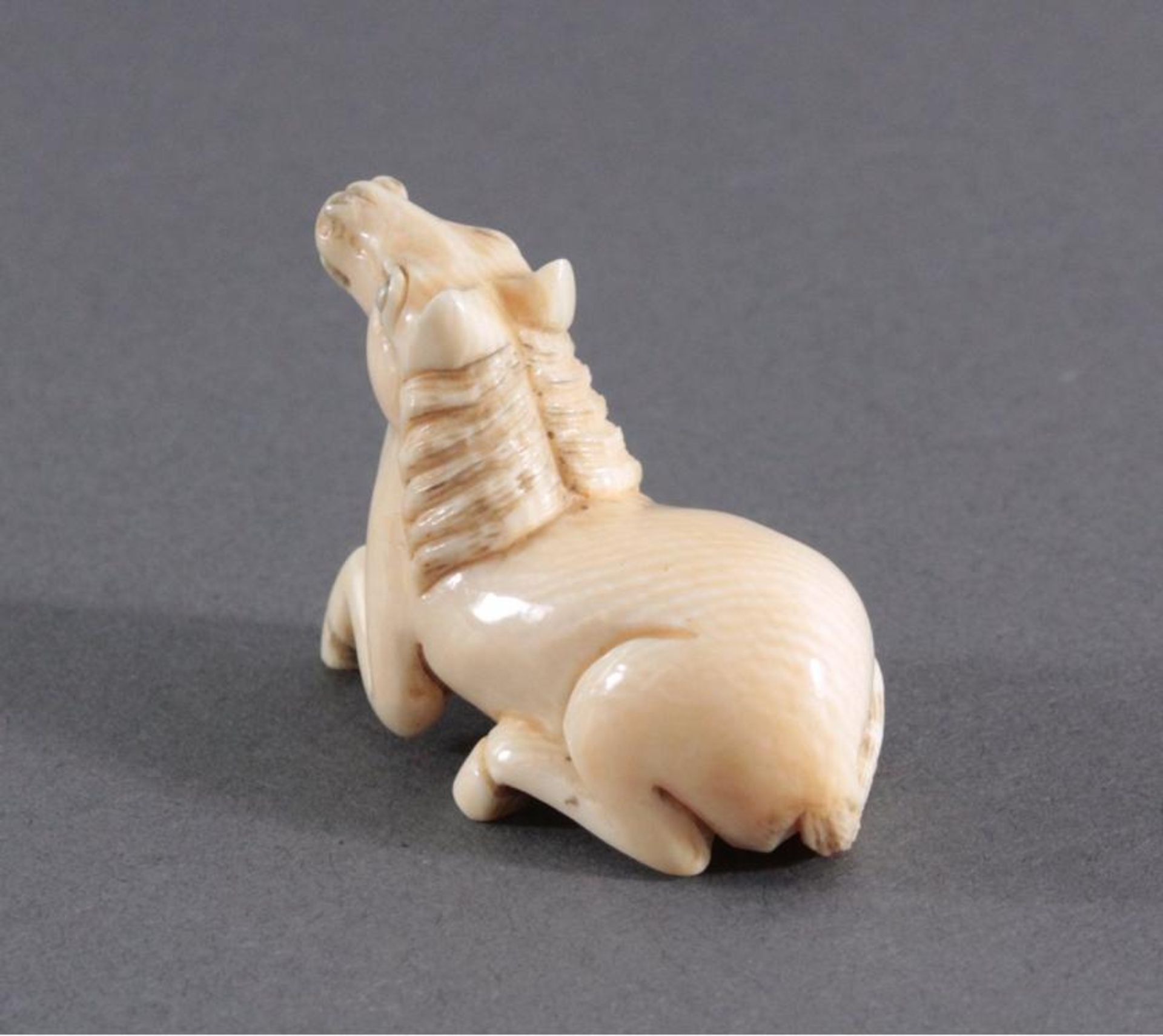 Netsuke, Japan 1. Hälfte 20. Jh., Elfenbein geschnitztVollplastische Schnitzerei, liegendes Pferd, - Bild 3 aus 4
