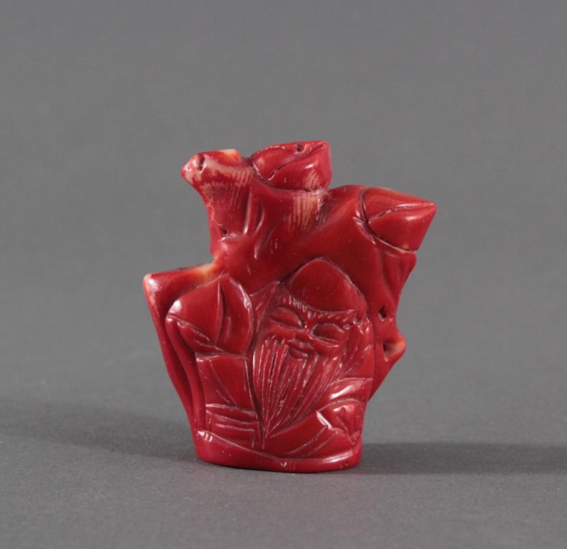 Chinesische Skulptur aus roter JadeAus massiver, roter Koralle einseitig geschnitzt, Motiv eines