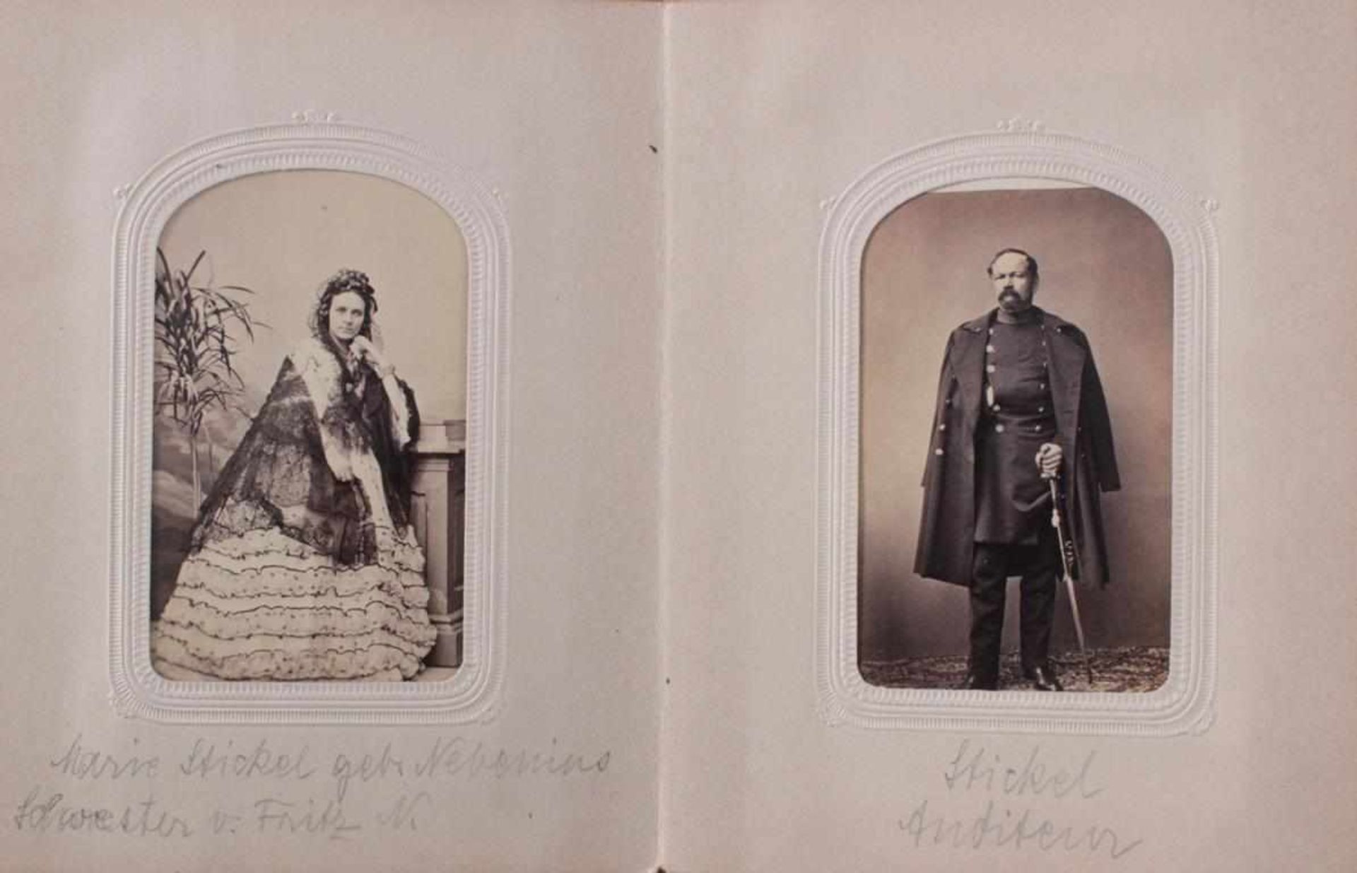 2 kleine Historismus Fotoalben um 1880Geprägte Ledereinbände mit Metallaplikationen, 1x vergoldet, 1 - Bild 5 aus 6
