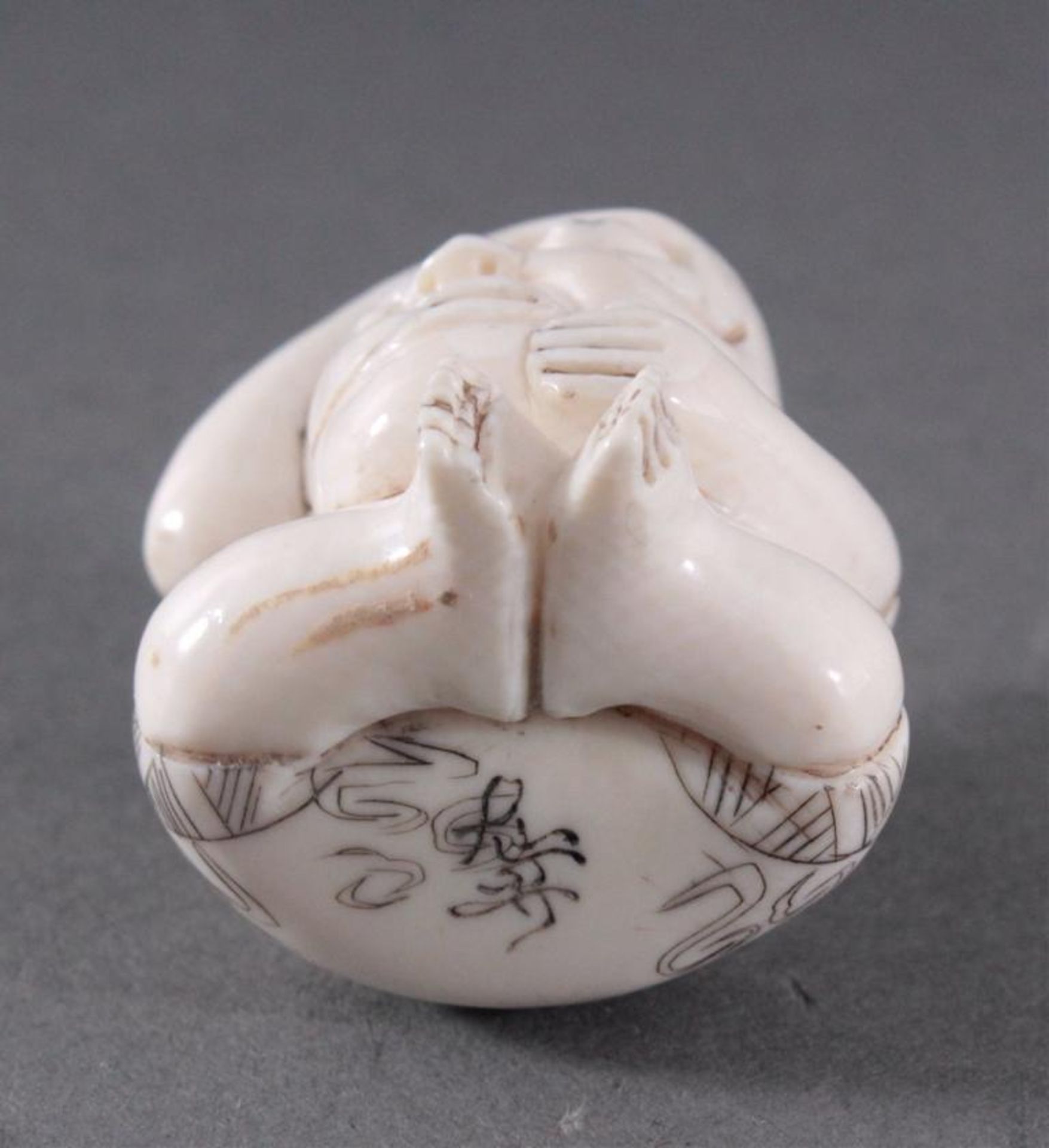 Netsuke, Japan 1. Hälfte 20. Jh., Elfenbein geschnitztSitzender Mann mit großem Kopf, signiert, - Bild 5 aus 5