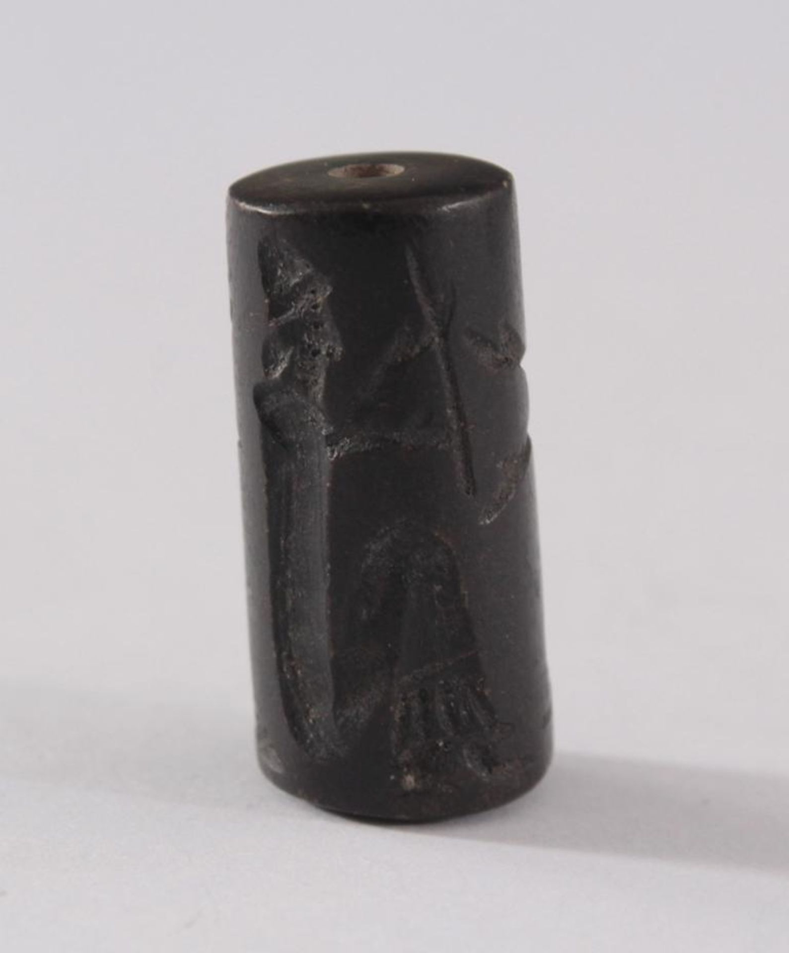 Tibetische Dzi PerleAus Stein gefertigt, durchbohrt, umlaufend geschnitzt, ca. Länge 3 cm,