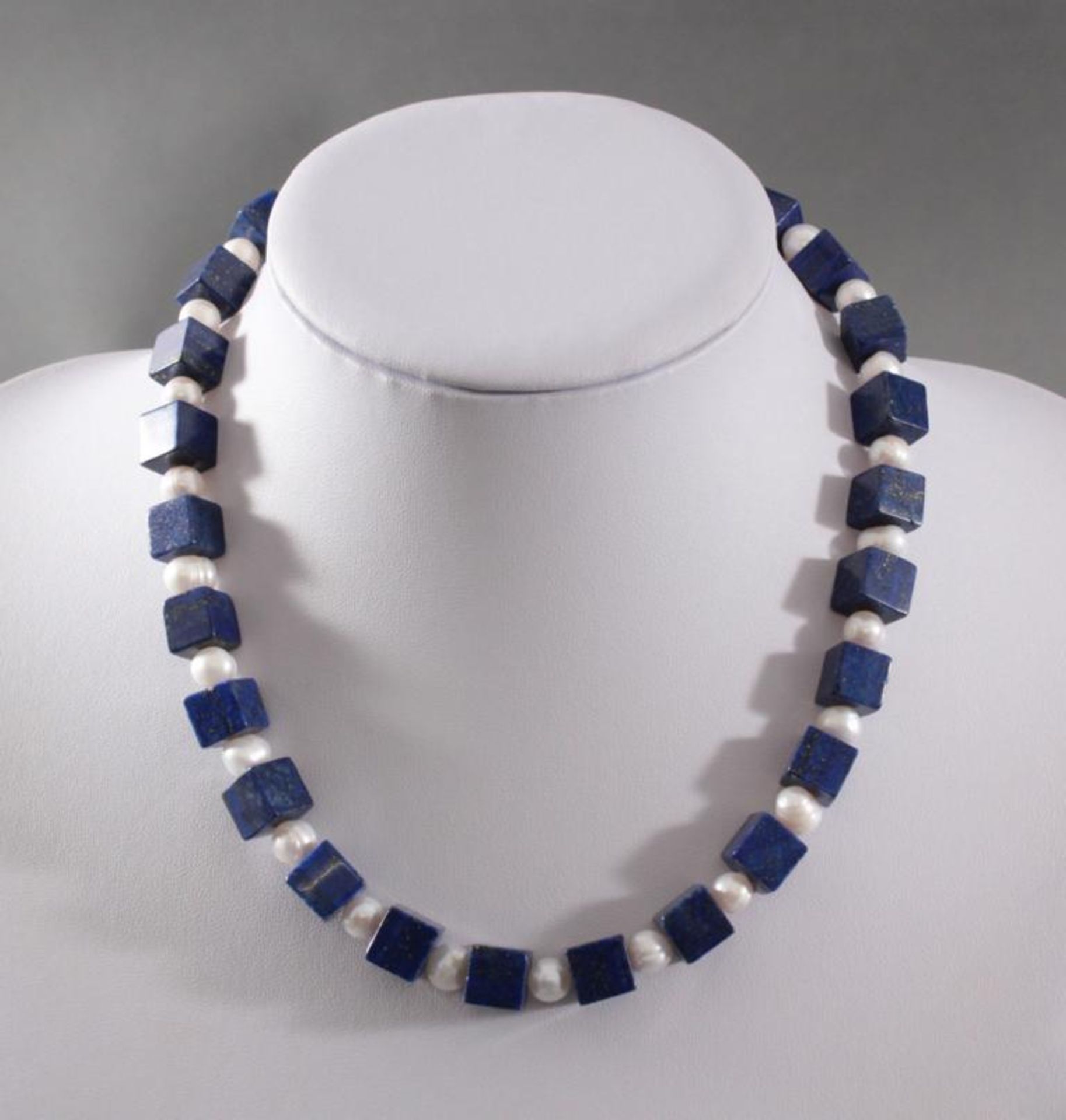 Halskette mit Lapislazuli Steinen und Frischwasser PerlenKarabiner-Verschluss aus Sterling Silber,