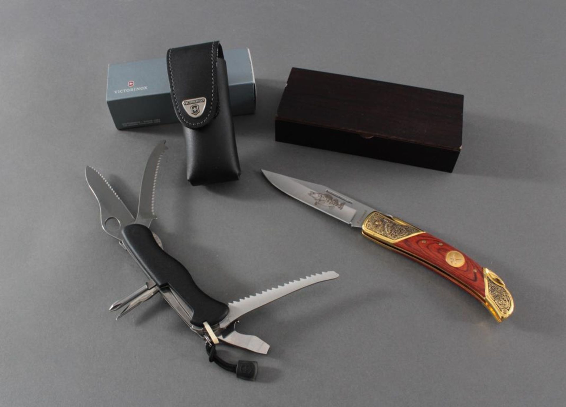 2 Messer, beide neuwertig und in der Originalverpackung1x Victorinox Schweizer Soldatenmesser.1x