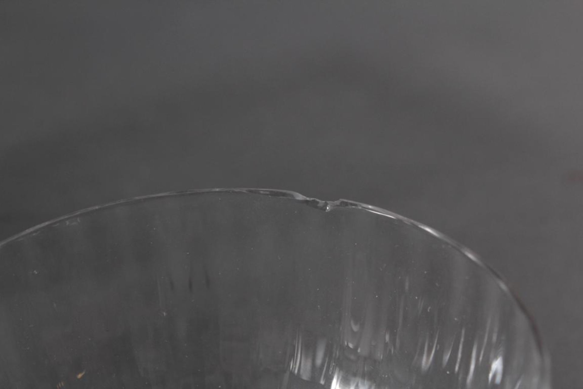 Glas Konvolut, 8 TeileTheresienthal, großes Weinglas. Farbloses Glas. Umlaufend facettiert - Bild 5 aus 5