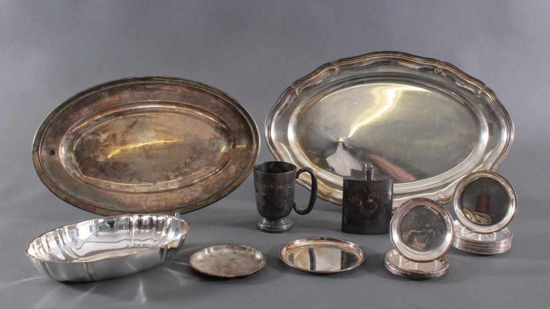 Konvolut Silber/Versilbertes, 22 Teile1 Untersetzer 835er Silber, ca. 61,88 g.Anbietschale,
