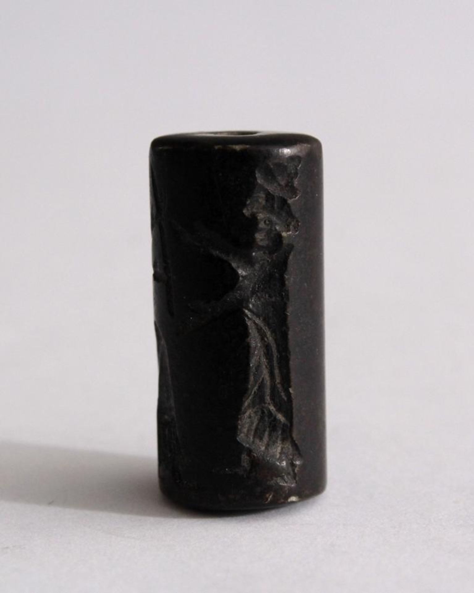 Tibetische Dzi PerleAus Stein gefertigt, durchbohrt, umlaufend geschnitzt, ca. Länge 3 cm, - Bild 2 aus 3